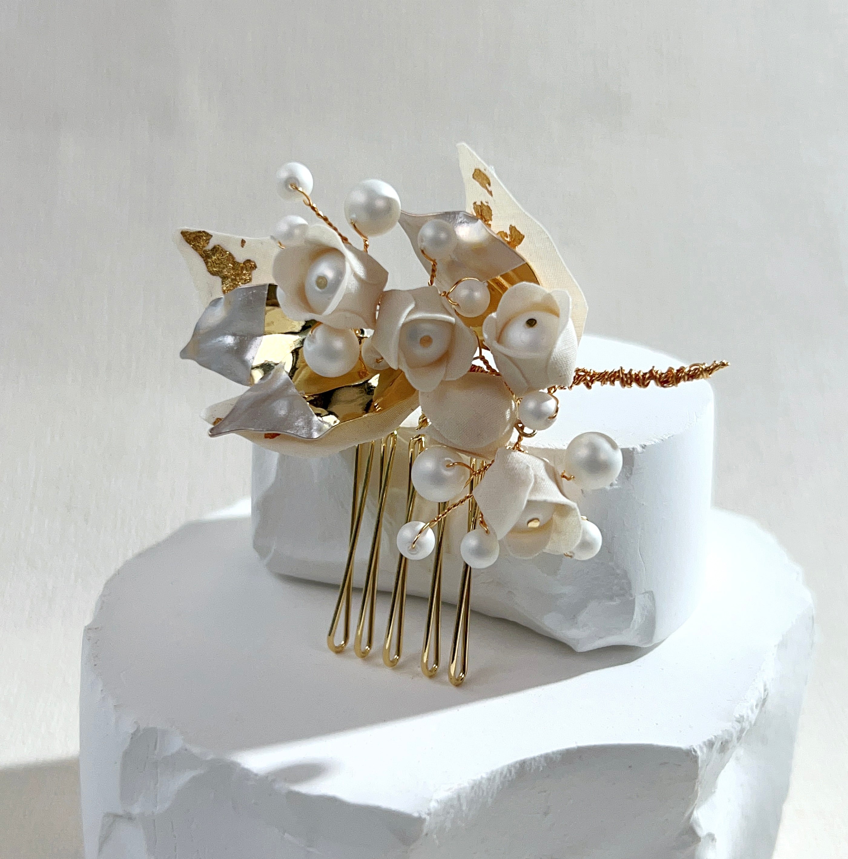 [Japanese craftsman | Japanese handmade | Bridal accessories | Fabric flowers | Headwear/hair accessories | Hair comb] Gold foil pearl flower fabric hair comb