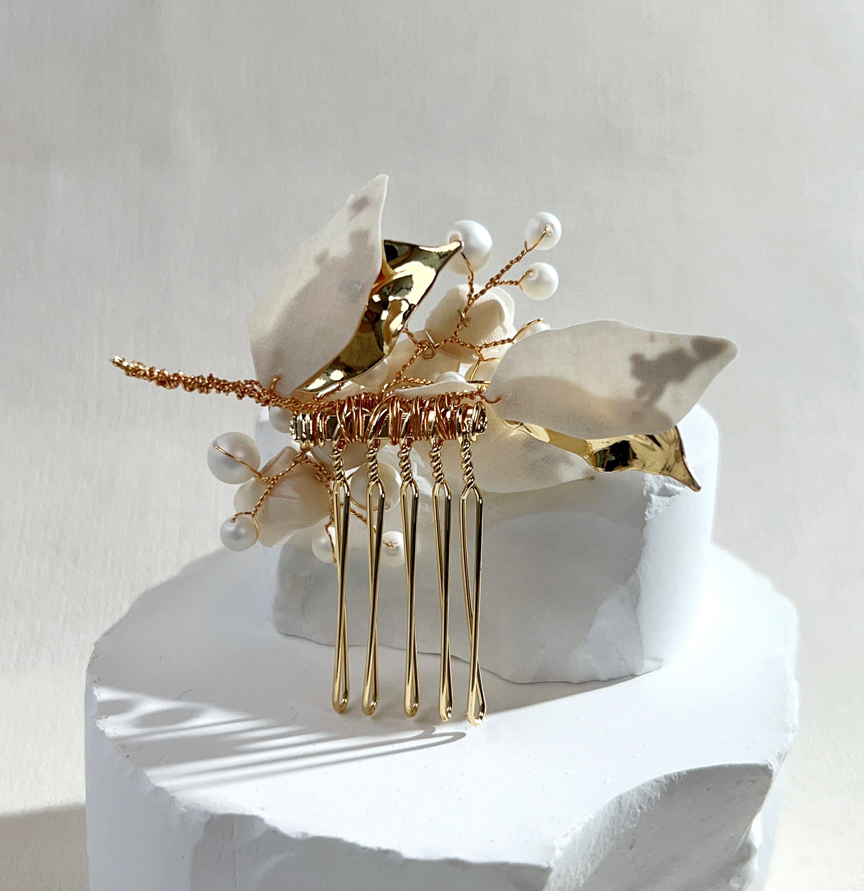 [Japanese craftsman | Japanese handmade | Bridal accessories | Fabric flowers | Headwear/hair accessories | Hair comb] Gold foil pearl flower fabric hair comb