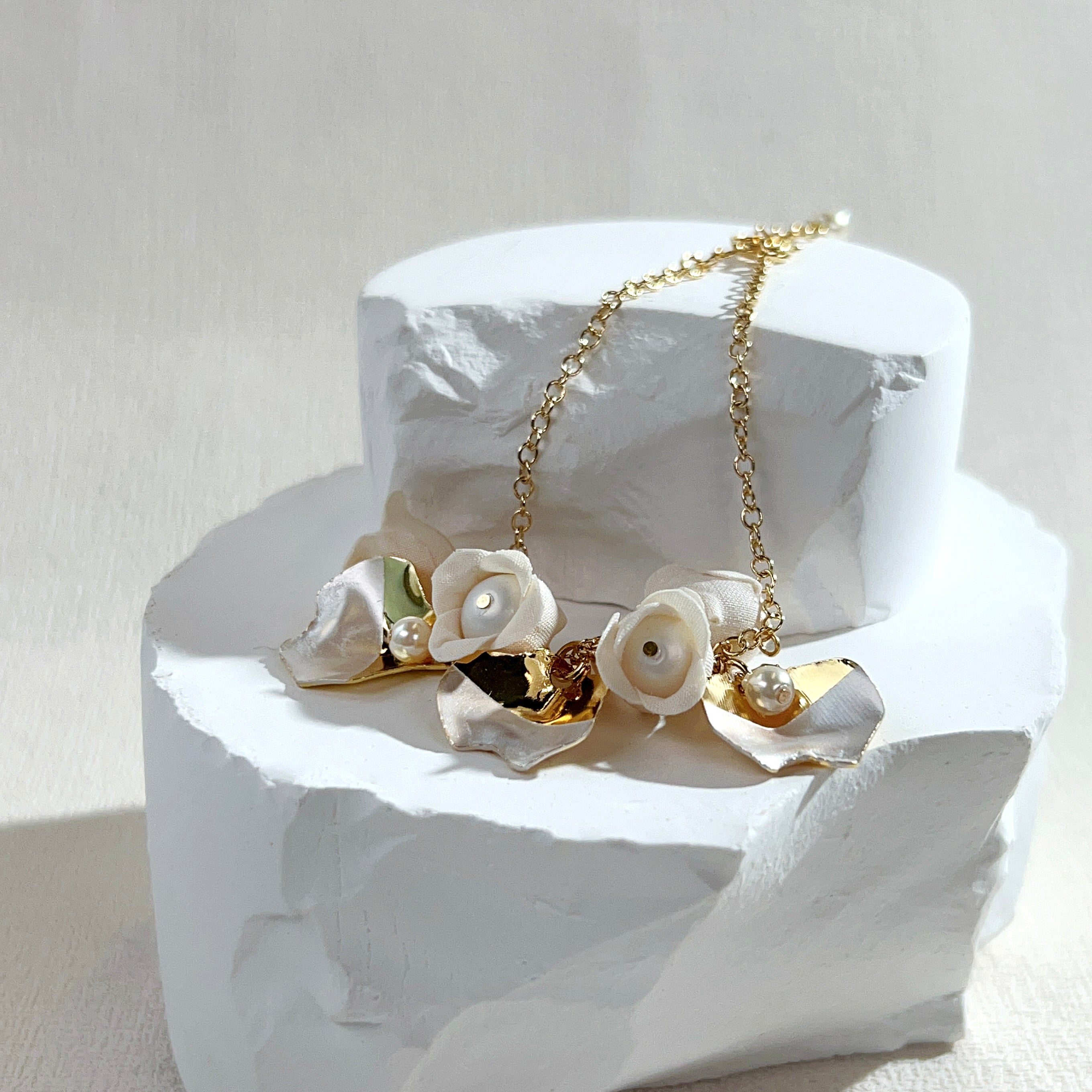 [Japanese Craftsman | Japanese Handmade | Bridal Accessories | Fabric Flowers | Bracelet] Bell Flower Metal Leaf Fabric Bracelet