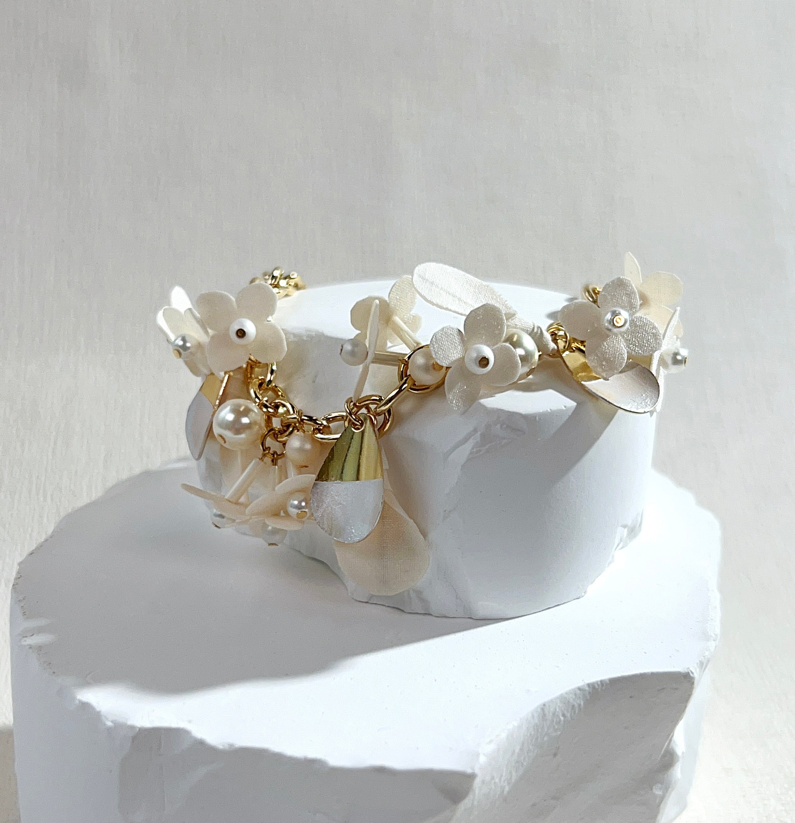 [Japanese Craftsman | Japanese Handmade | Bridal Accessories | Fabric Flowers | Bracelet] Beaded Flower Metal Leaf Fabric Bracelet
