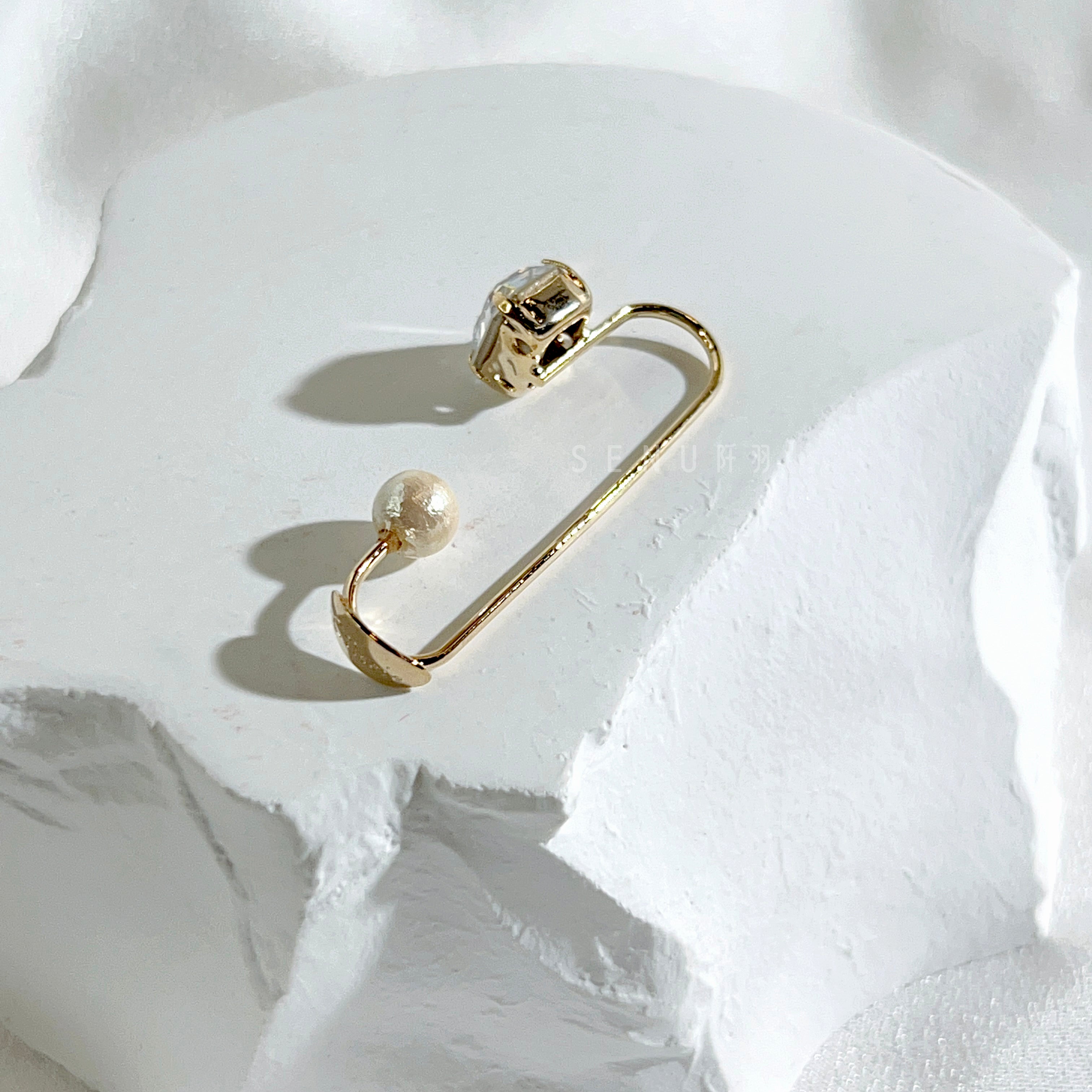[Japanese craftsman | Japanese handmade accessories | Beads | Earrings | Ear cuffs] Square claw diamond and pearl beaded ear cuffs