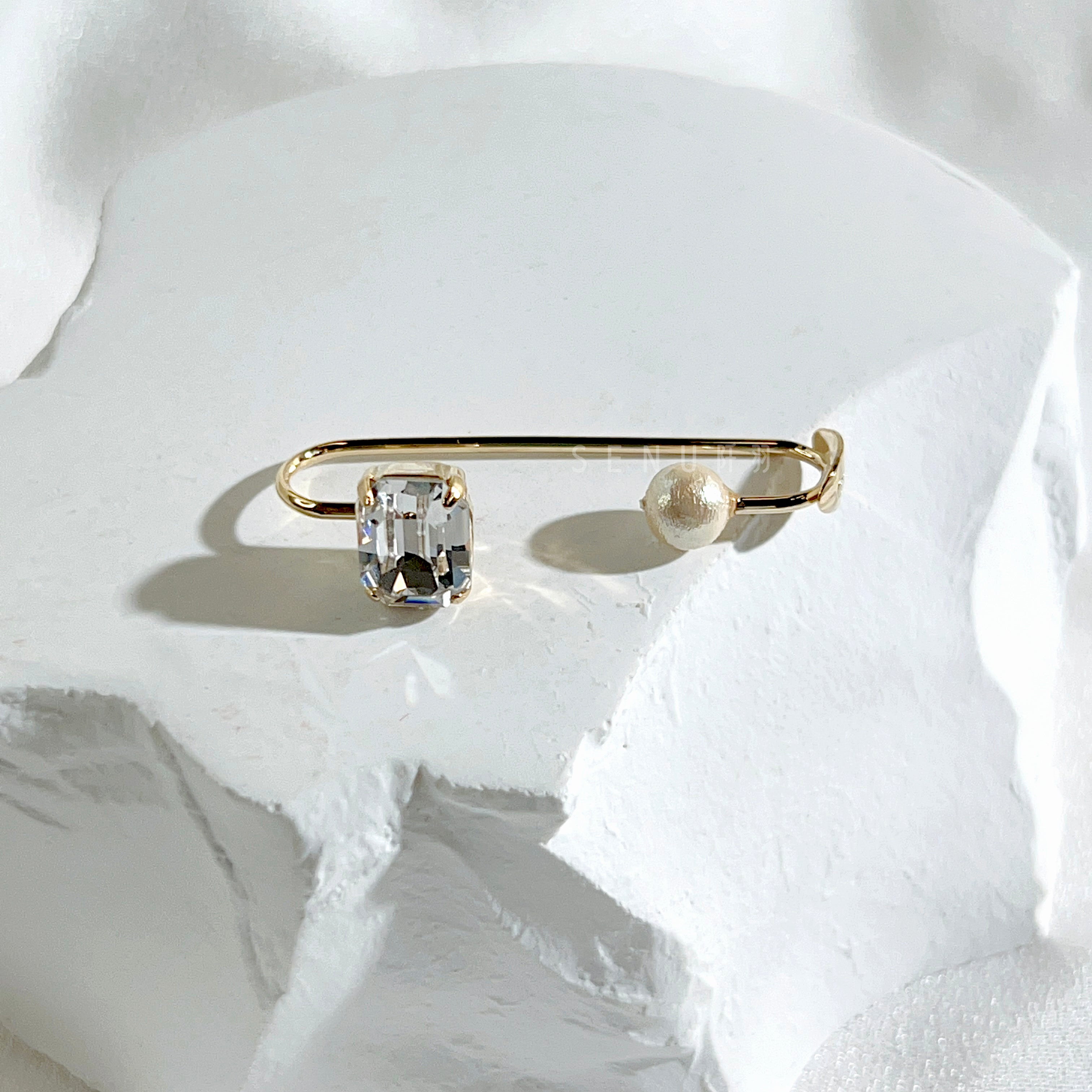 [Japanese craftsman | Japanese handmade accessories | Beads | Earrings | Ear cuffs] Square claw diamond and pearl beaded ear cuffs