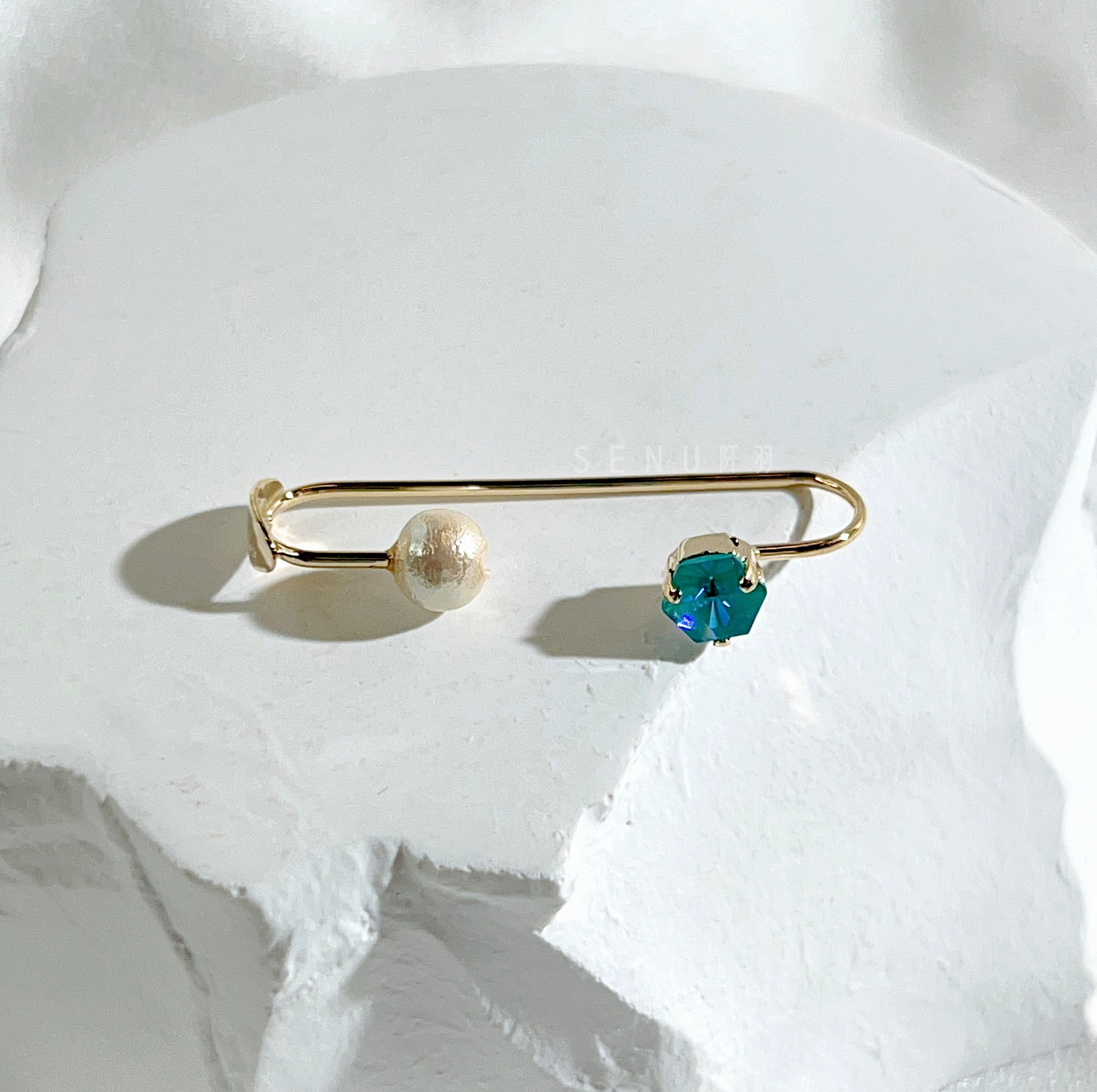 [Japanese craftsman | Japanese handmade accessories | Beads | Earrings | Ear cuffs] Round claw diamond and pearl beaded ear cuffs