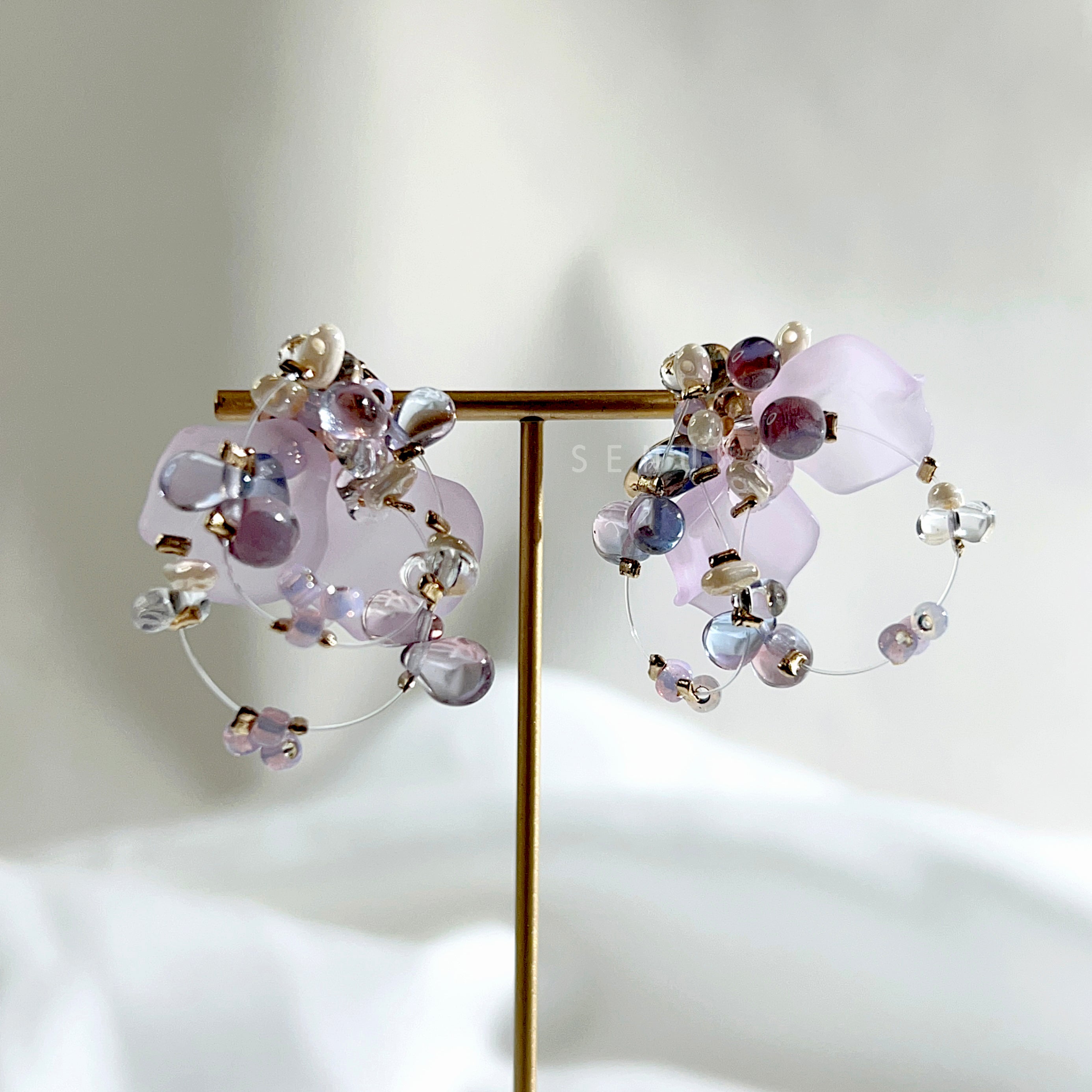 [Japanese craftsman｜Japanese handmade accessories｜Beads｜Earrings｜Earrings] Petal fishing wire beaded earrings