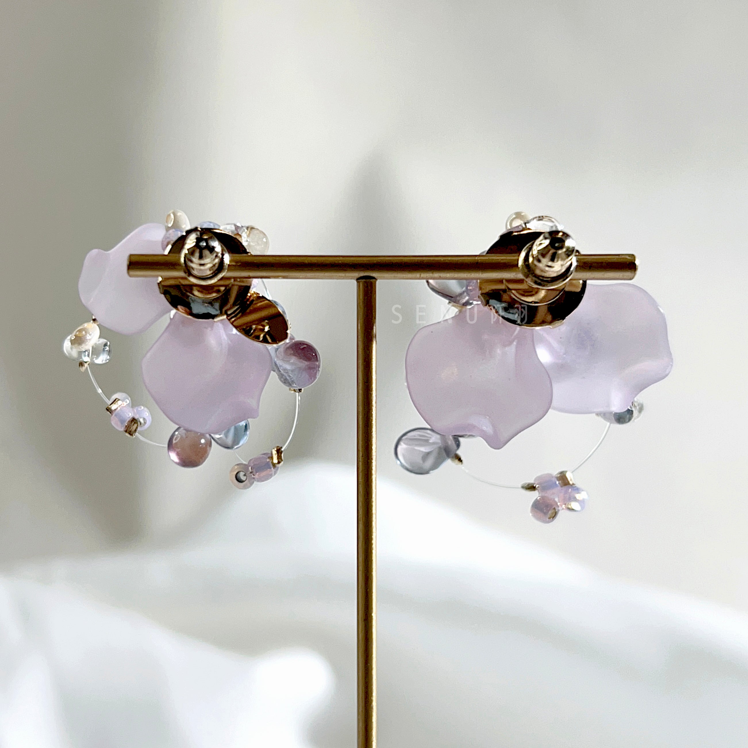 [Japanese craftsman｜Japanese handmade accessories｜Beads｜Earrings｜Earrings] Petal fishing wire beaded earrings