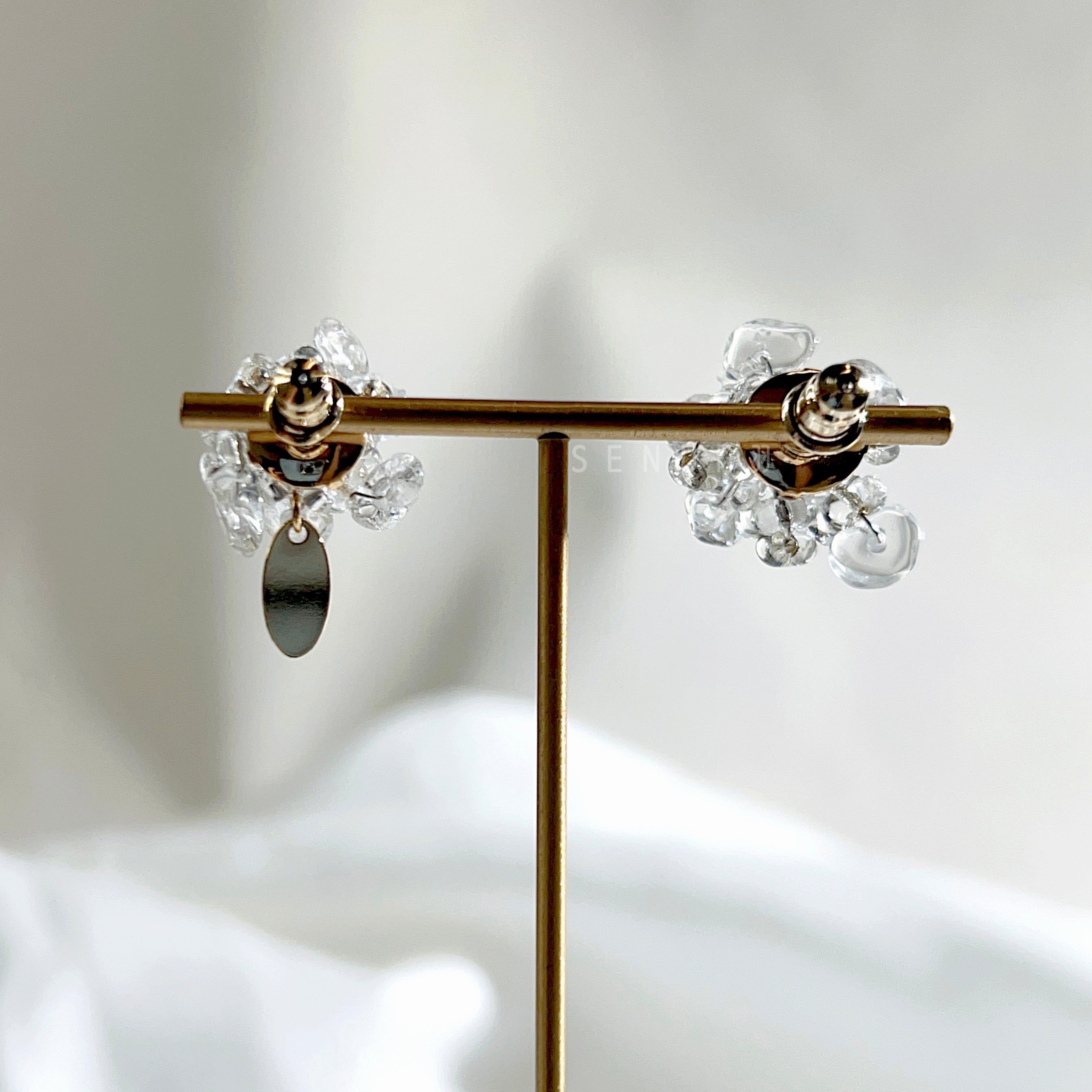 [Japanese craftsman | Japanese handmade jewelry | Beads | Earrings | Earrings] Irregular translucent beaded earrings