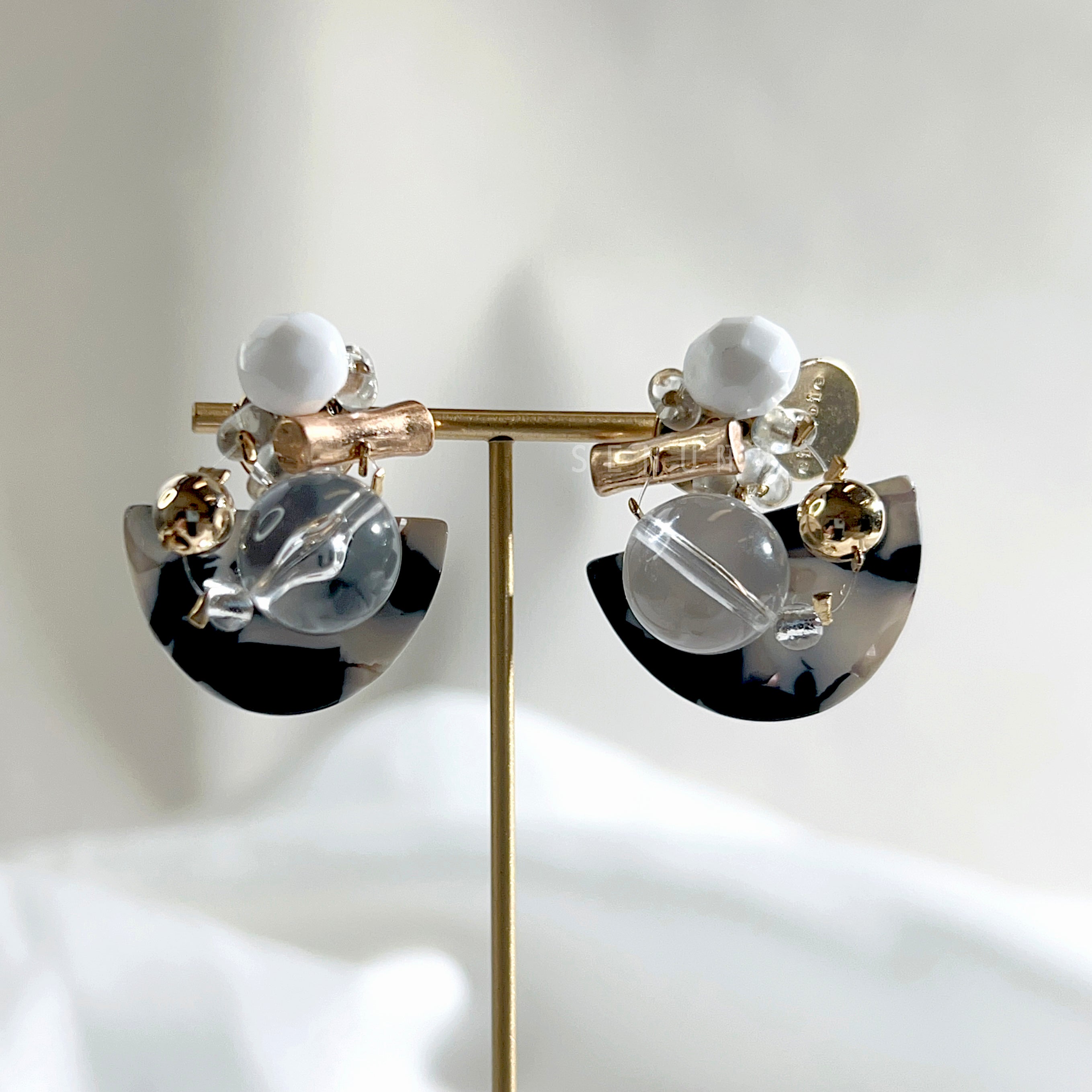 [Japanese craftsman｜Japanese handmade accessories｜Beads｜Earrings｜Earrings] Stone semicircle beaded earrings