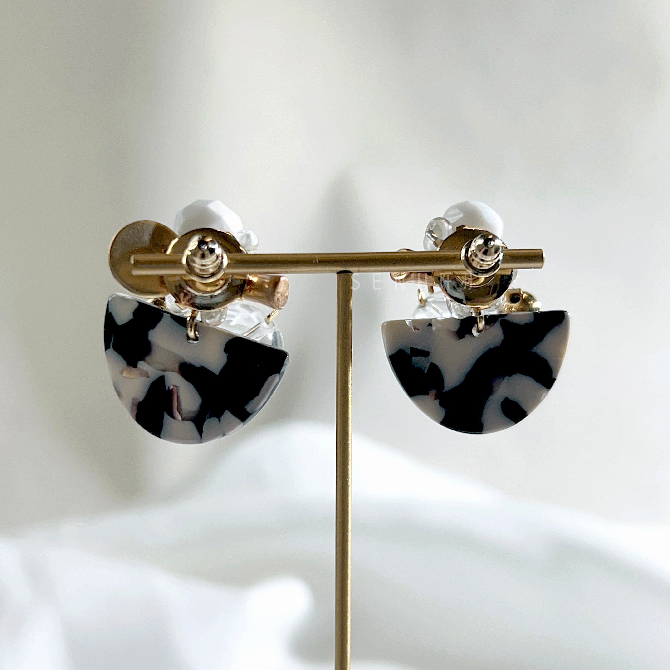 [Japanese craftsman｜Japanese handmade accessories｜Beads｜Earrings｜Earrings] Stone semicircle beaded earrings