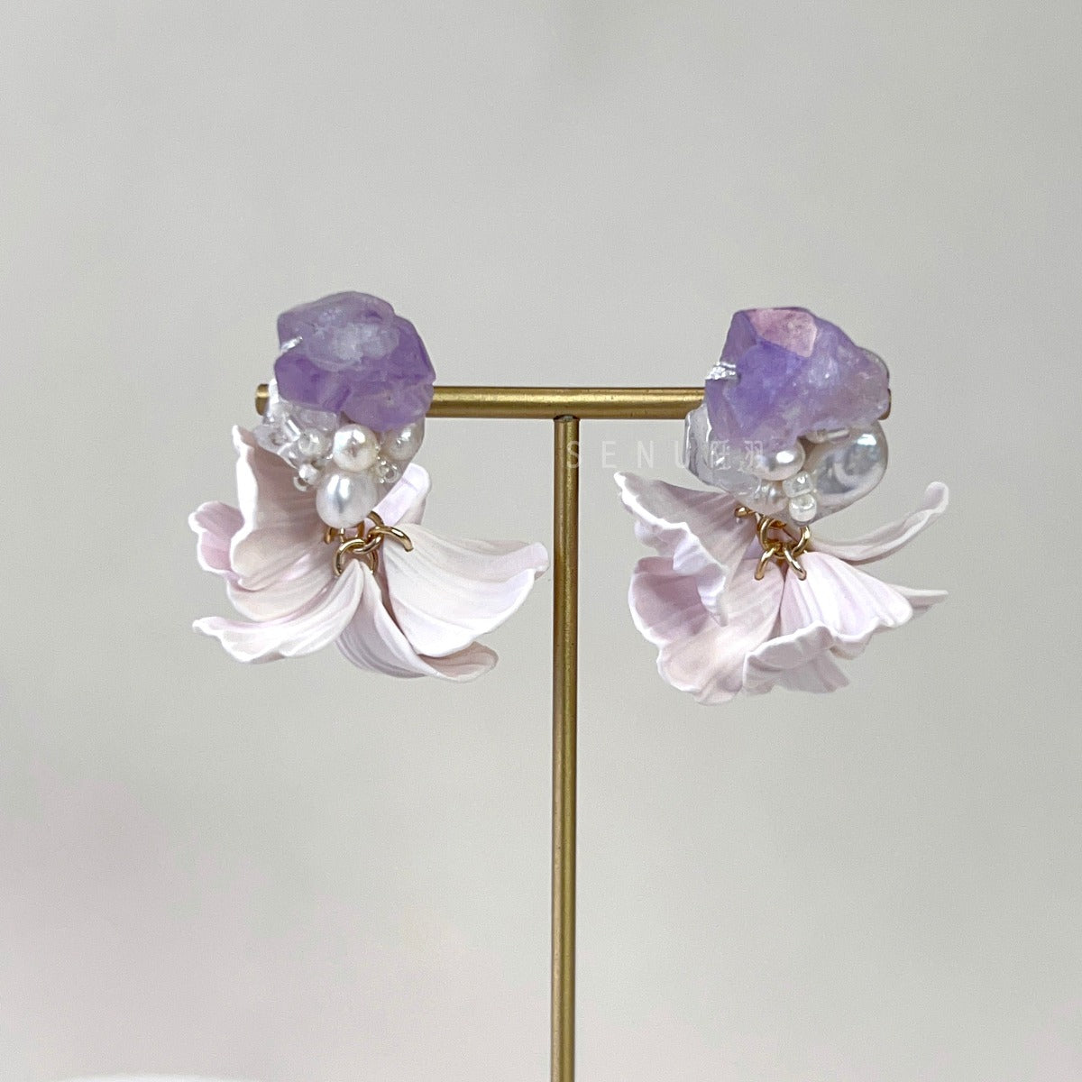 [Japanese Designer | Japanese Handmade Accessories | Resin | Earrings | Earrings] Crystal Freshwater Pearl Resin Petal Earrings