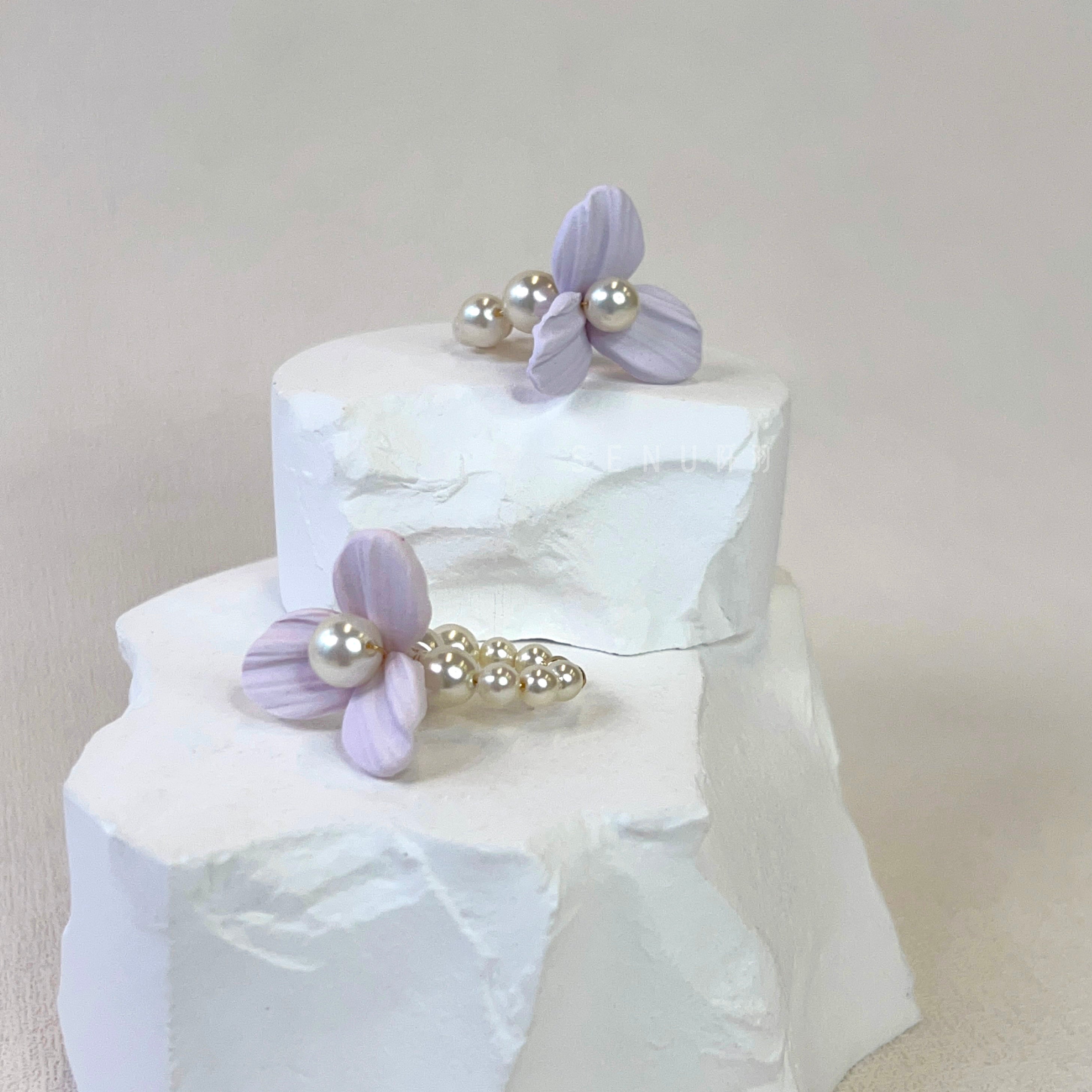 [Japanese designer | Japanese handmade accessories | Resin | Earrings | Ear cuffs] Pearl resin petal ear cuffs