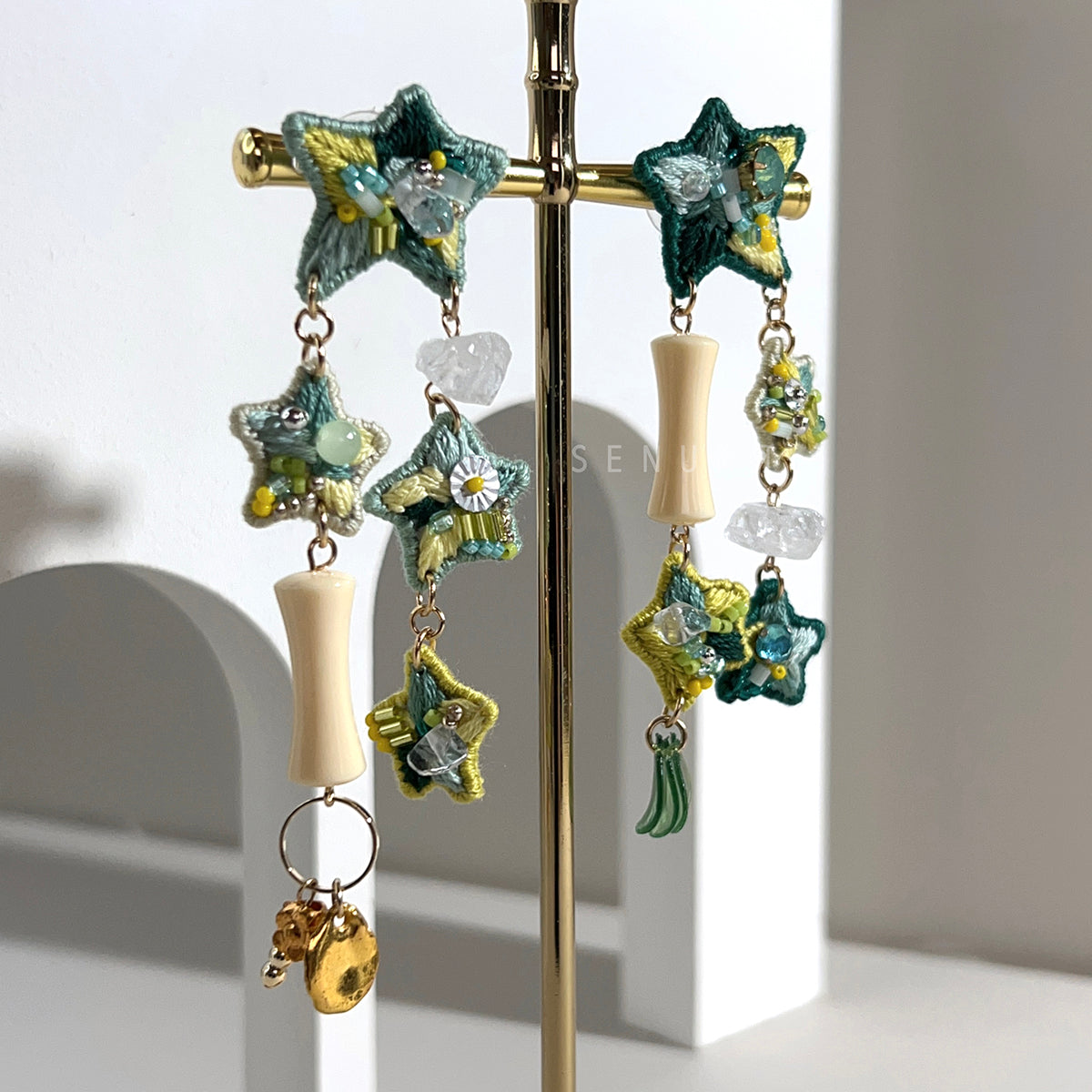 [Japanese Designer | Japanese Handmade Accessories | Embroidery | Earrings | Earrings] Stars and natural stone embroidery earrings