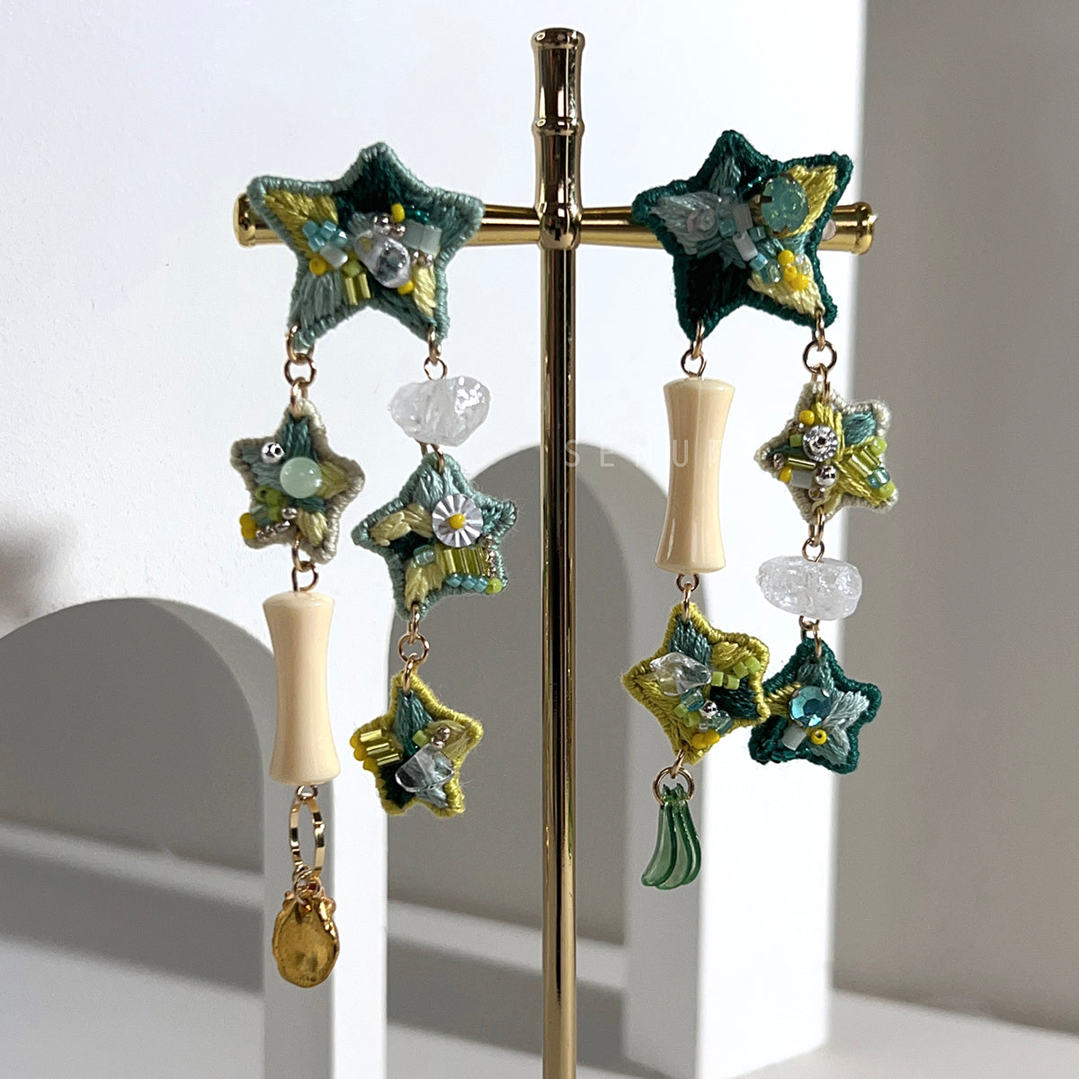 [Japanese Designer | Japanese Handmade Accessories | Embroidery | Earrings | Earrings] Stars and natural stone embroidery earrings