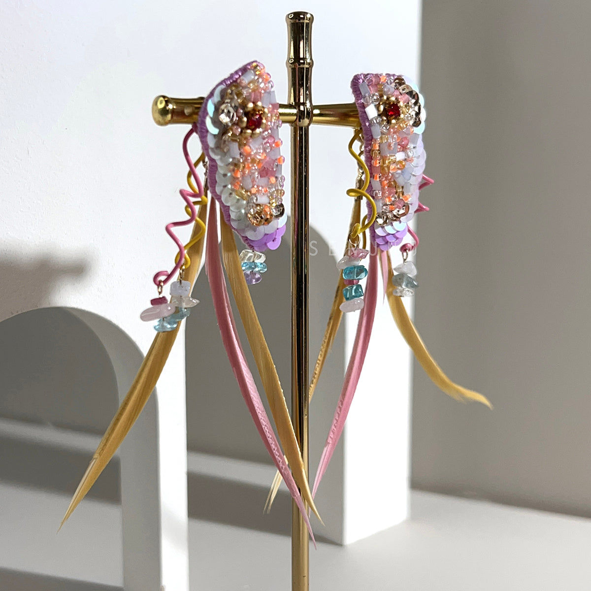[Japanese Designer | Japanese Handmade Accessories | Embroidery | Earrings | Earrings] Twisted bar hanging feather bead embroidery earrings