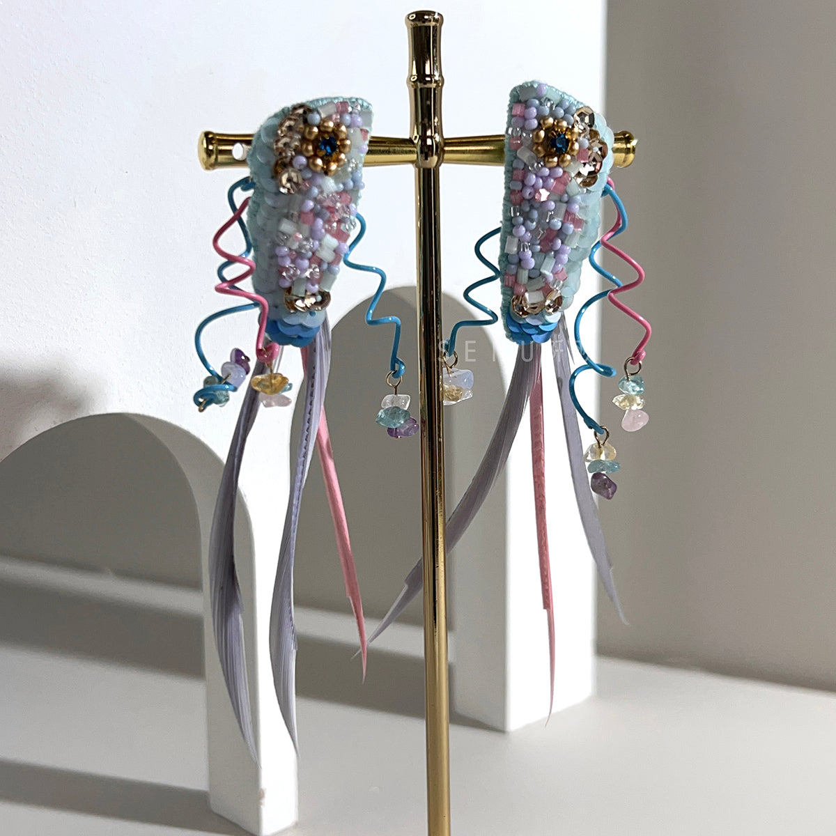 [Japanese Designer | Japanese Handmade Accessories | Embroidery | Earrings | Earrings] Twisted bar hanging feather bead embroidery earrings