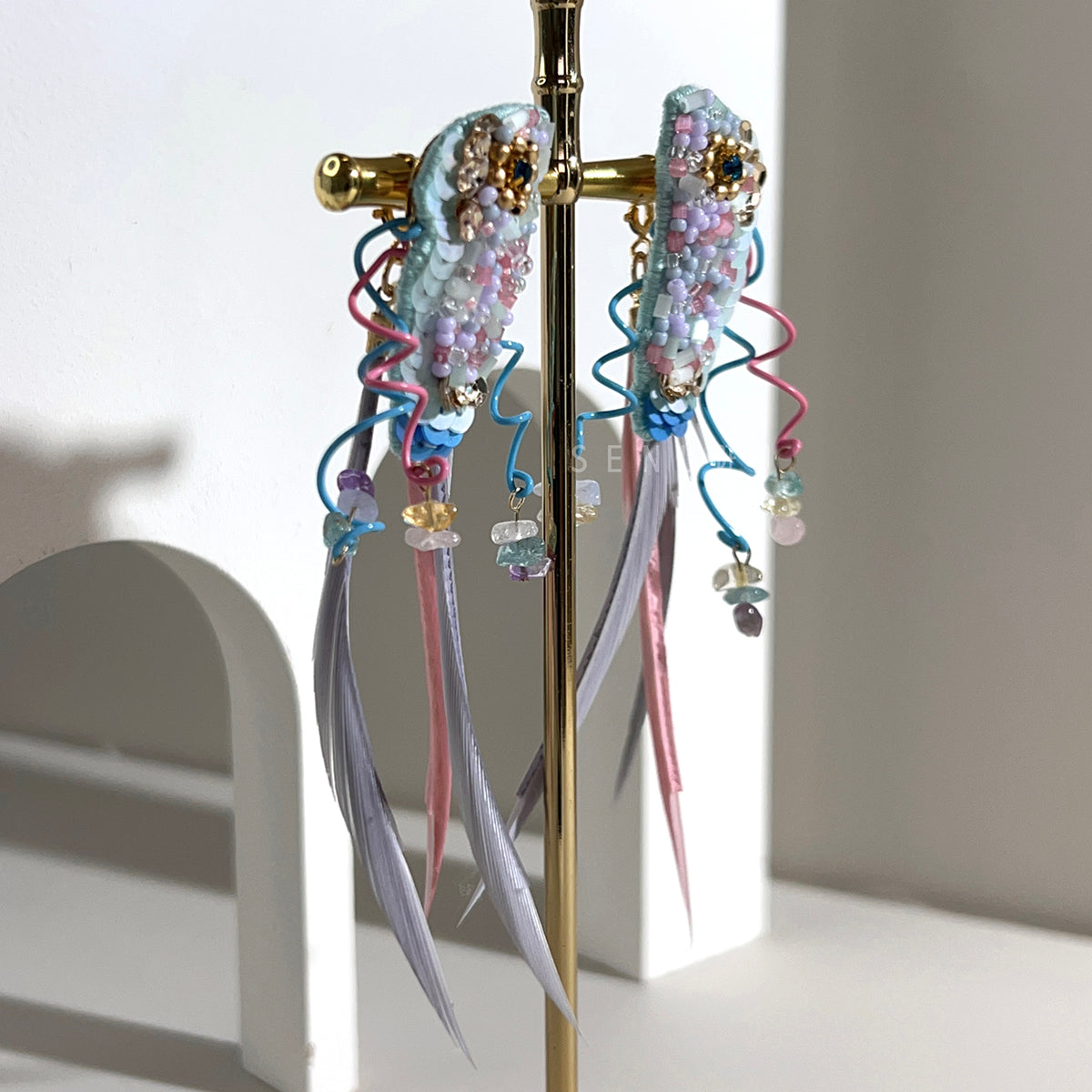 [Japanese Designer | Japanese Handmade Accessories | Embroidery | Earrings | Earrings] Twisted bar hanging feather bead embroidery earrings