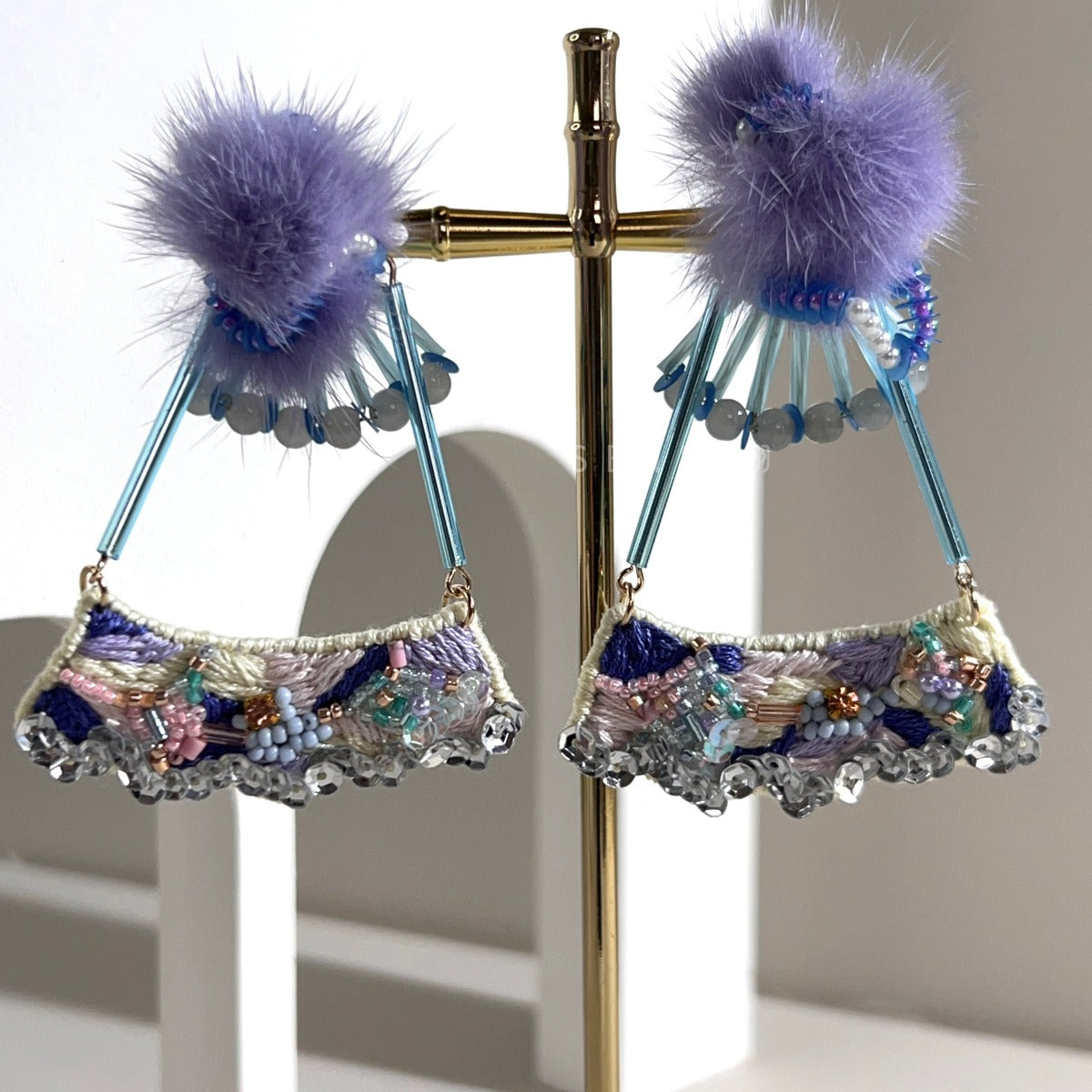 [Japanese Designer｜Japanese Handmade Accessories｜Embroidery｜Earrings｜Earrings] Fur ball hanging triangle brand bead embroidery earrings
