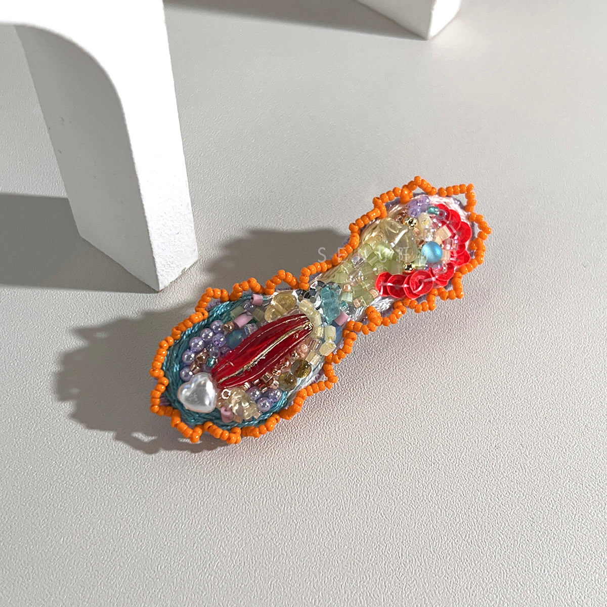 [Japanese Designer | Japanese Handmade Accessories | Embroidery | Headwear/Hair Accessories | Hairpins] Peanut-shaped wavy edge bead-embroidered hairpins