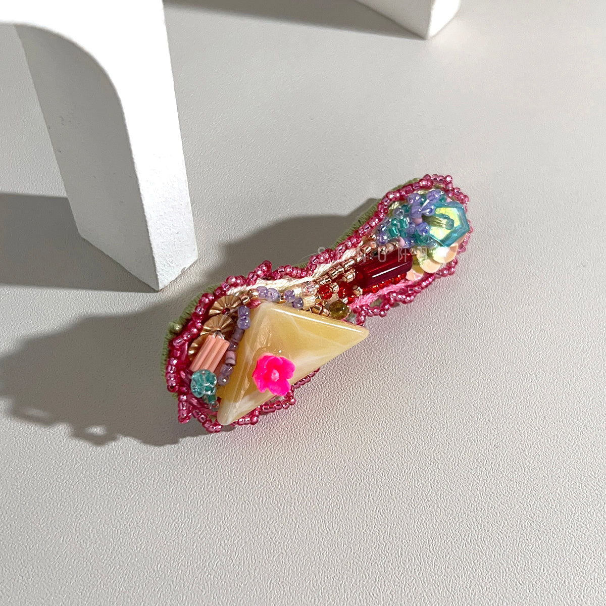 [Japanese Designer | Japanese Handmade Accessories | Embroidery | Headwear/Hair Accessories | Hairpins] Peanut-shaped wavy edge bead-embroidered hairpins