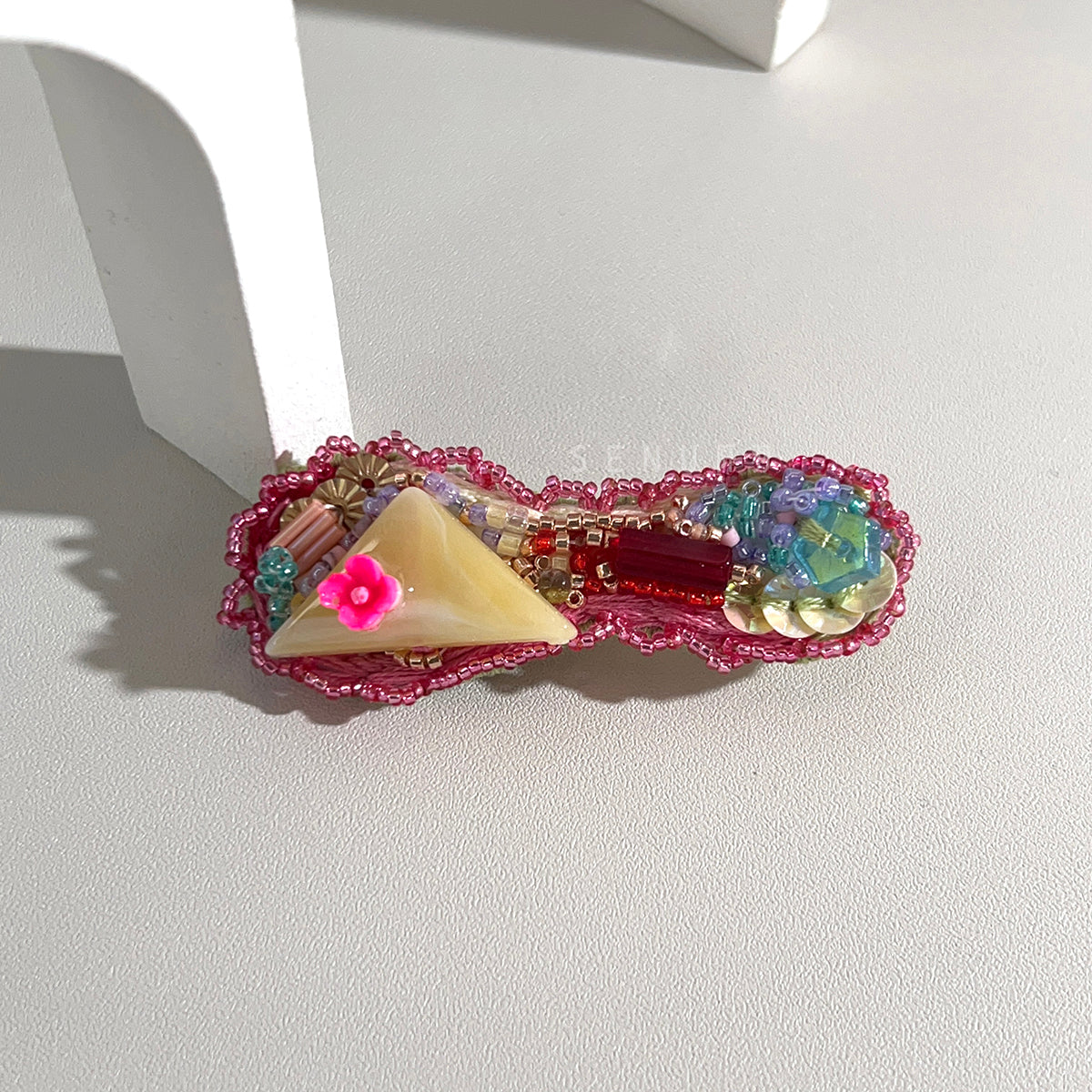 [Japanese Designer | Japanese Handmade Accessories | Embroidery | Headwear/Hair Accessories | Hairpins] Peanut-shaped wavy edge bead-embroidered hairpins
