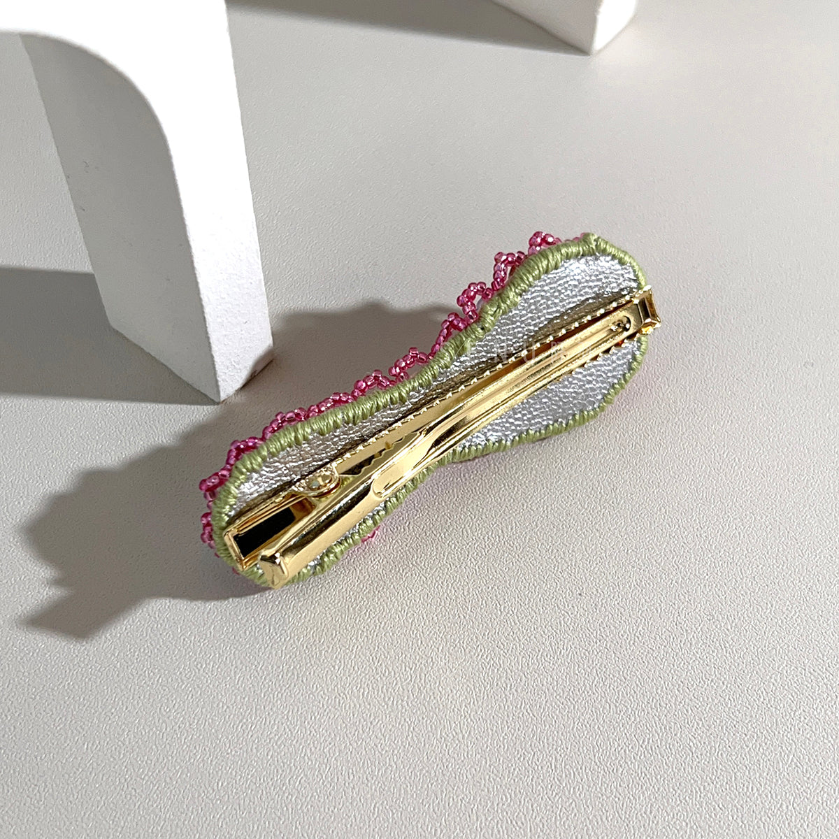 [Japanese Designer | Japanese Handmade Accessories | Embroidery | Headwear/Hair Accessories | Hairpins] Peanut-shaped wavy edge bead-embroidered hairpins