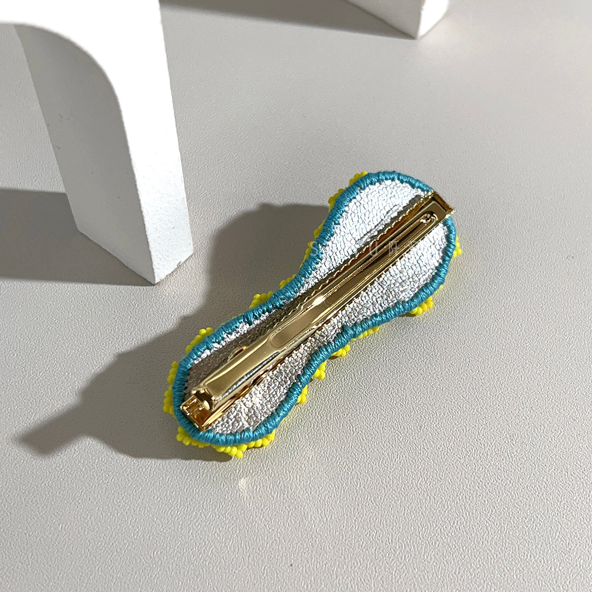 [Japanese Designer | Japanese Handmade Accessories | Embroidery | Headwear/Hair Accessories | Hairpins] Peanut-shaped wavy edge bead-embroidered hairpins