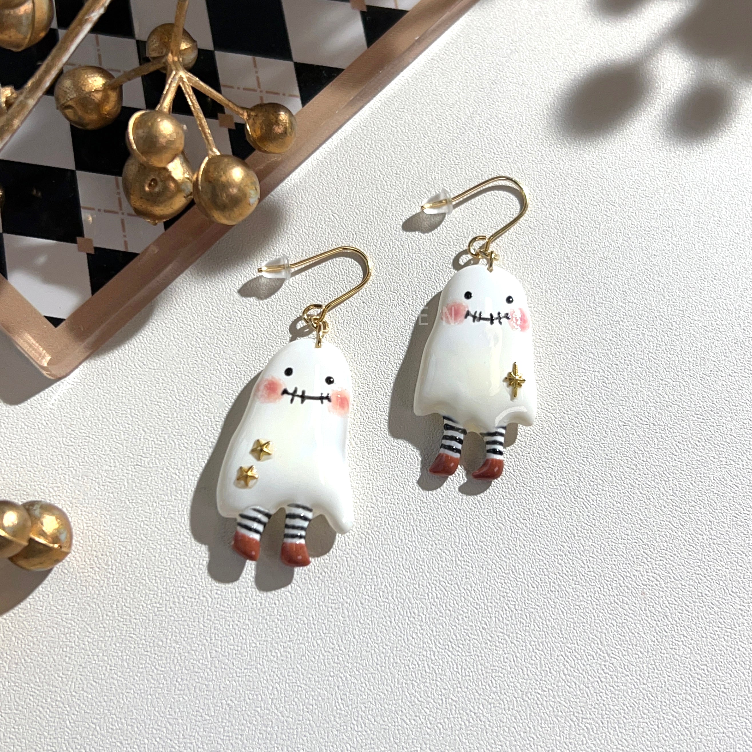 [Japanese Designer｜Japanese Handmade Accessories｜Resin｜Earrings｜Earrings] Sheet Ghost Hand-painted Earrings
