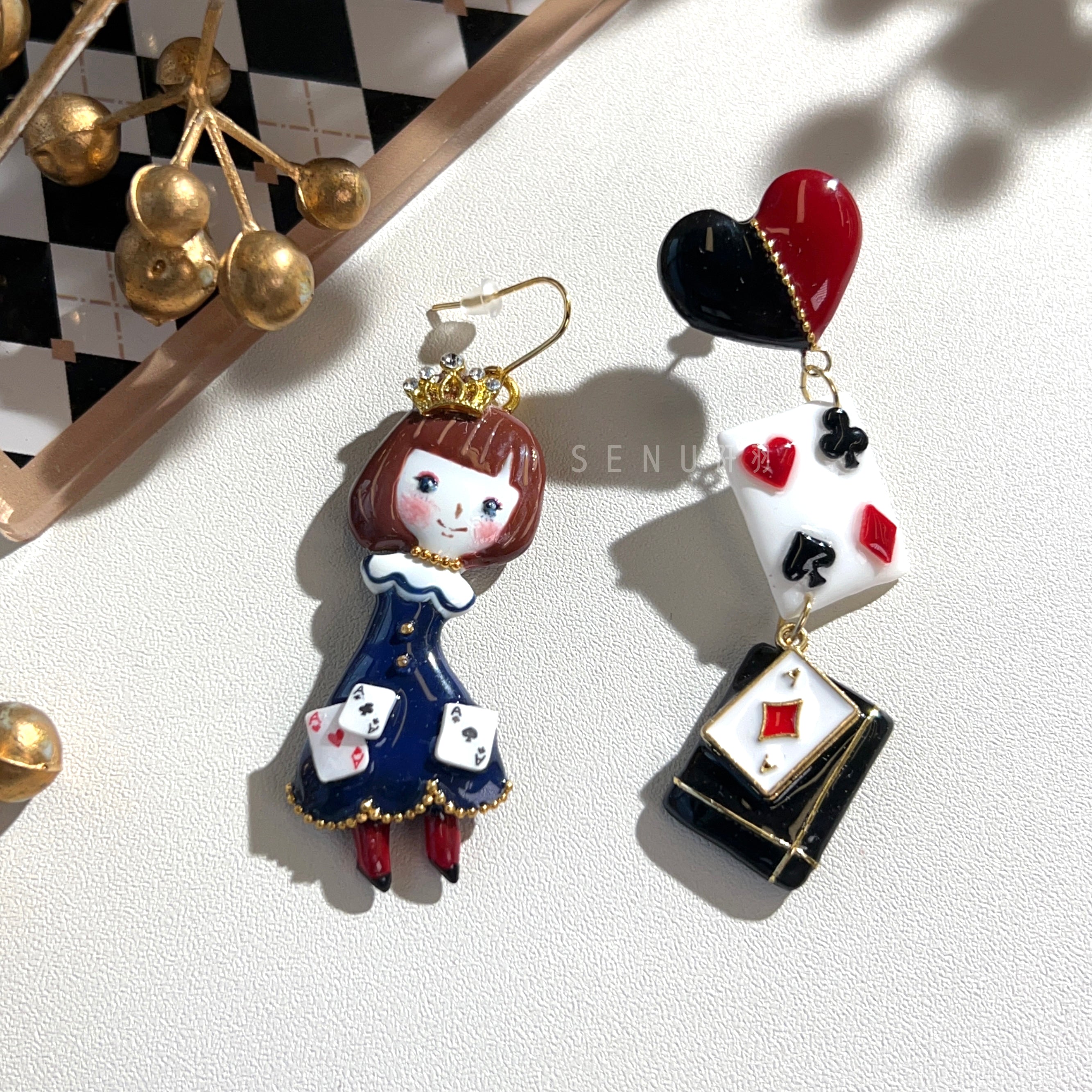 [Japanese Designer | Japanese Handmade Accessories | Resin | Earrings | Earrings] Hand-painted earrings for the poker girl in blue