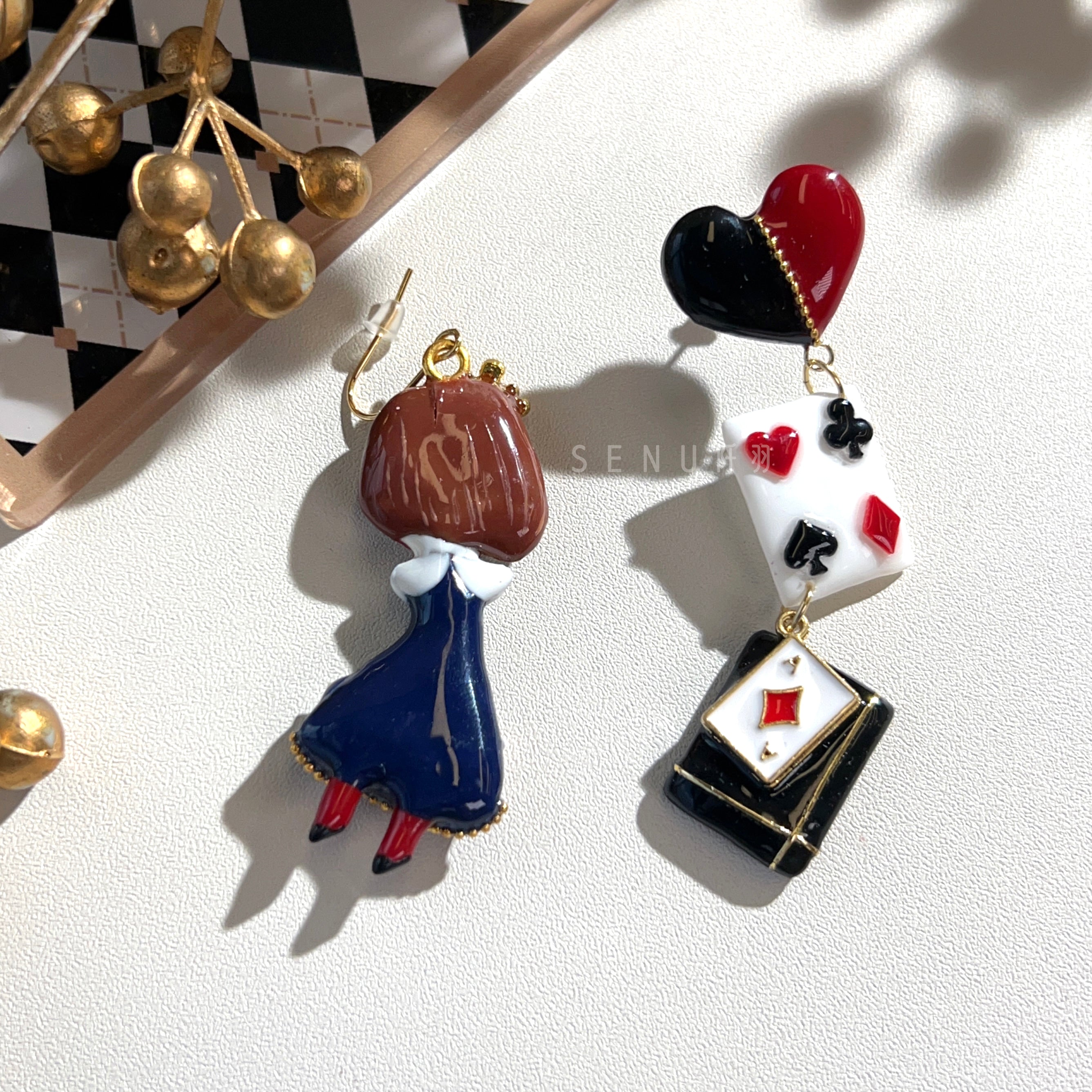 [Japanese Designer | Japanese Handmade Accessories | Resin | Earrings | Earrings] Hand-painted earrings for the poker girl in blue