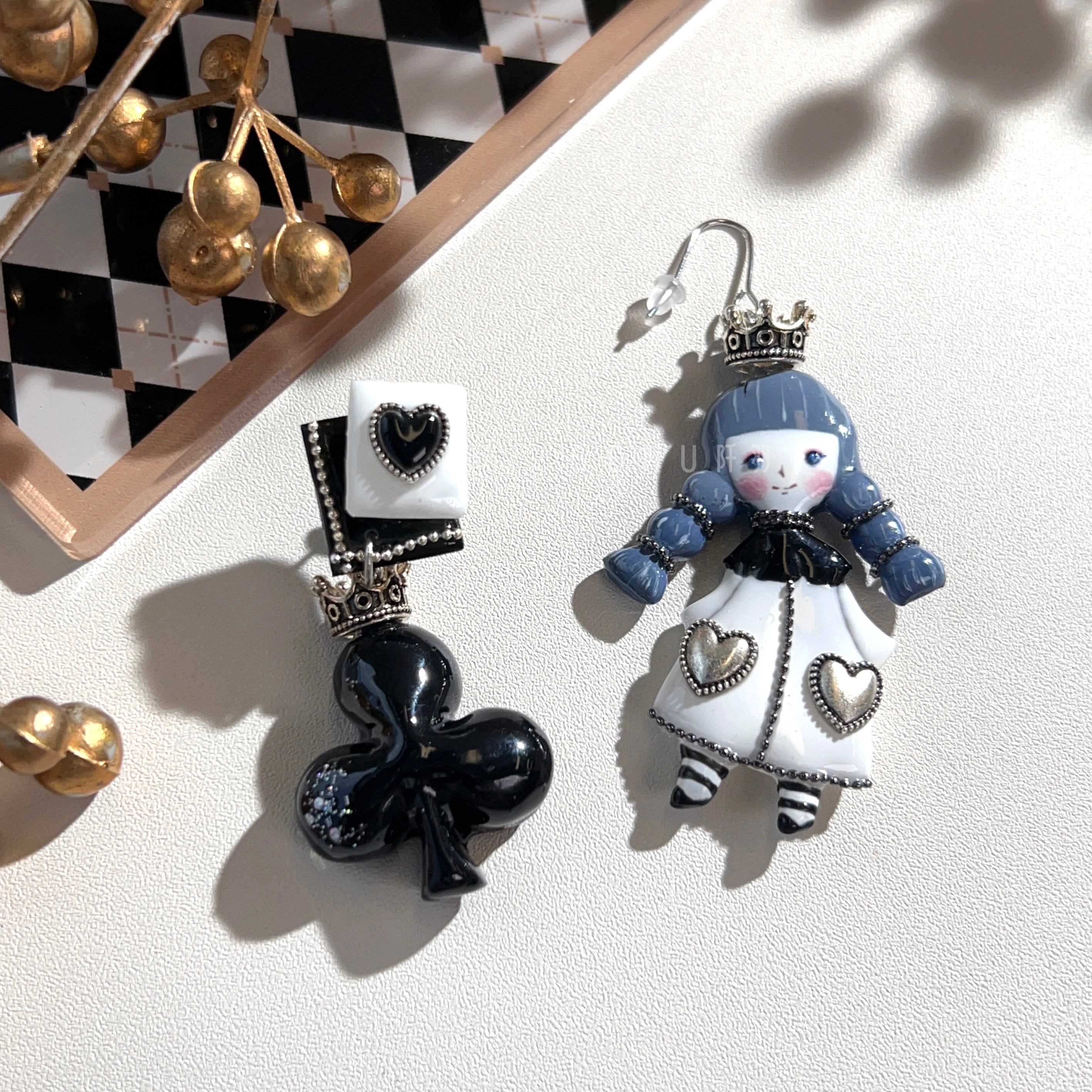 [Japanese Designer｜Japanese Handmade Accessories｜Resin｜Earrings｜Earrings] Plum Blossom Poker Girl Hand-painted Earrings