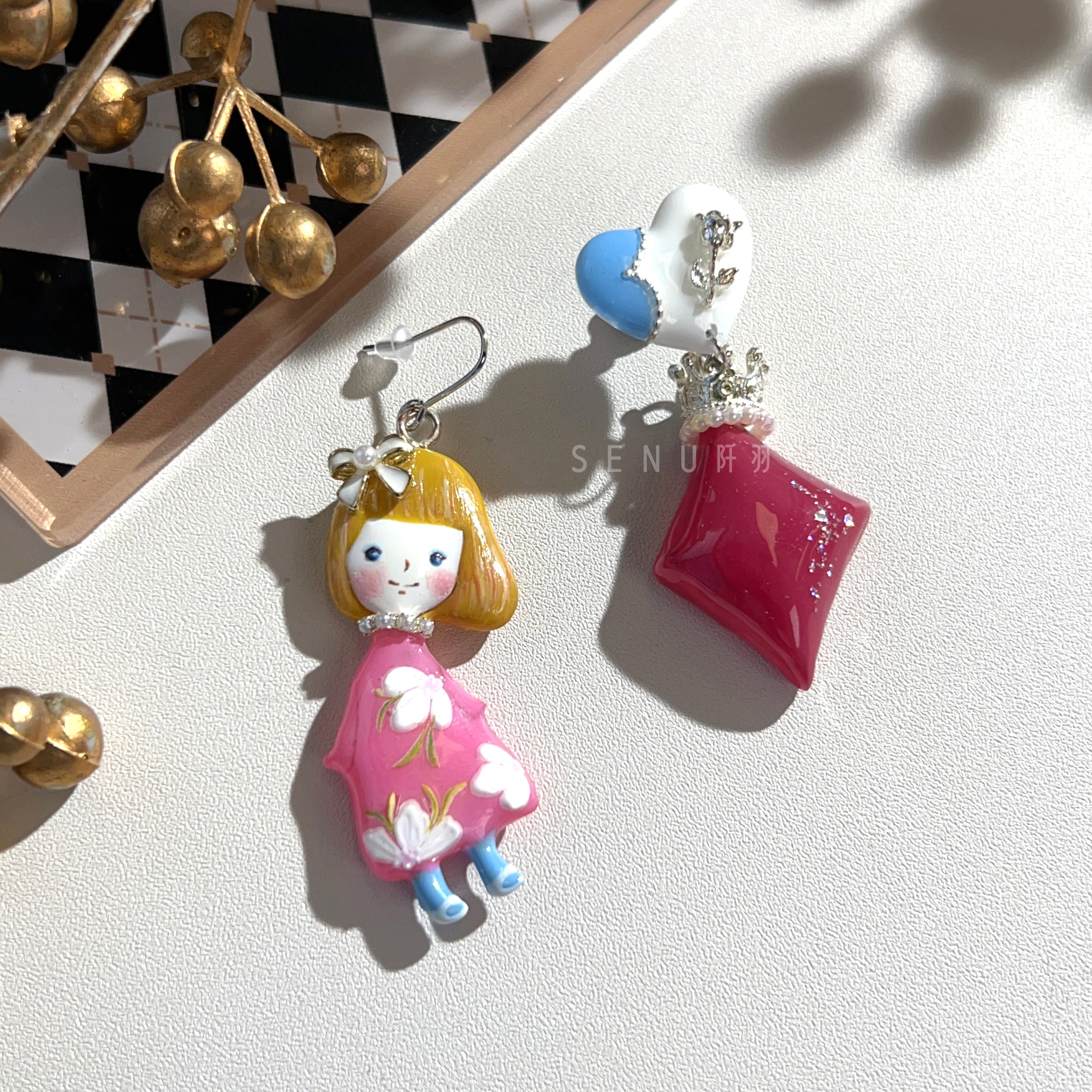 [Japanese Designer｜Japanese Handmade Accessories｜Resin｜Earrings｜Earrings] Brick Poker Girl Hand-painted Earrings