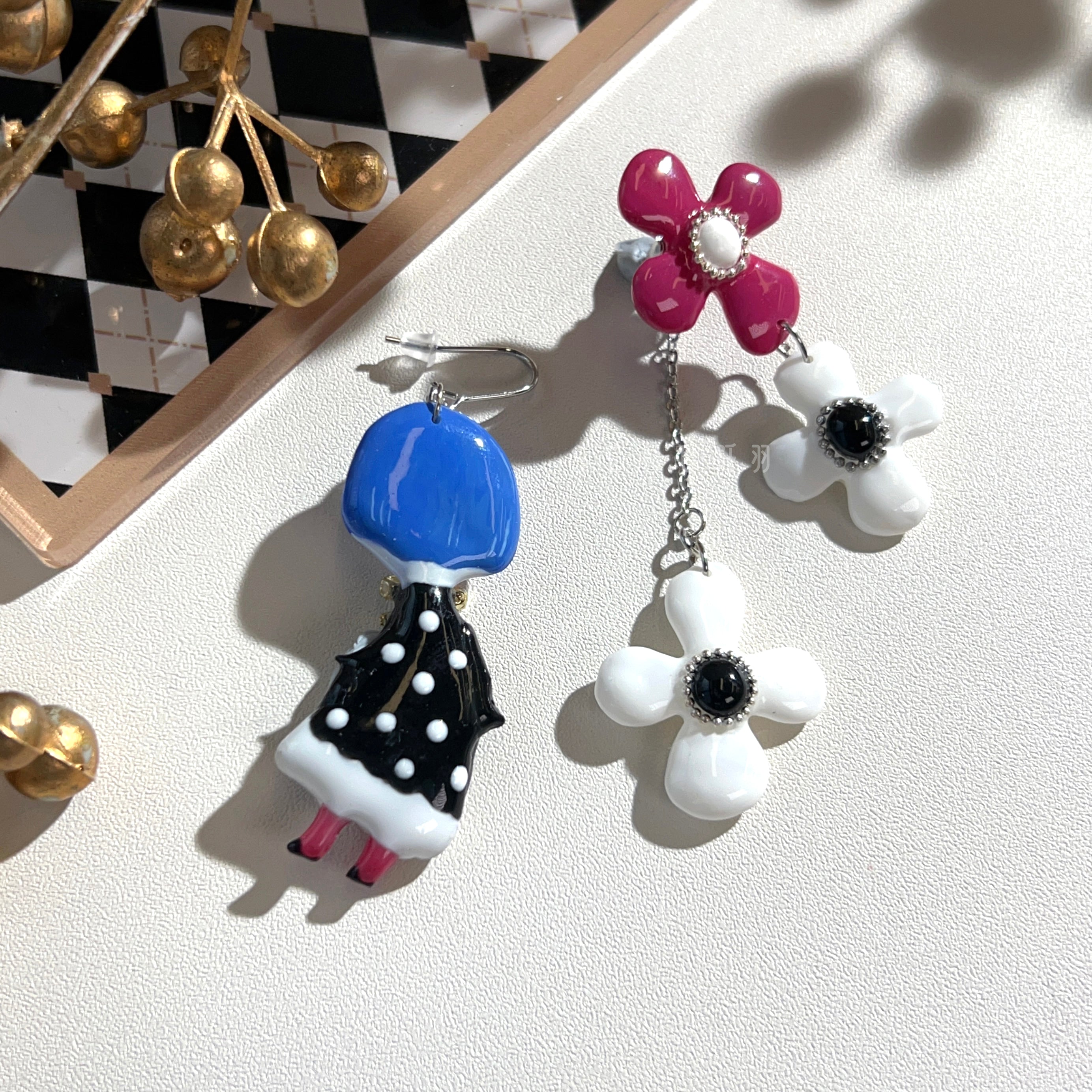 [Japanese Designer｜Japanese Handmade Accessories｜Resin｜Earrings｜Earrings] Flower polka dot girl hand-painted earrings