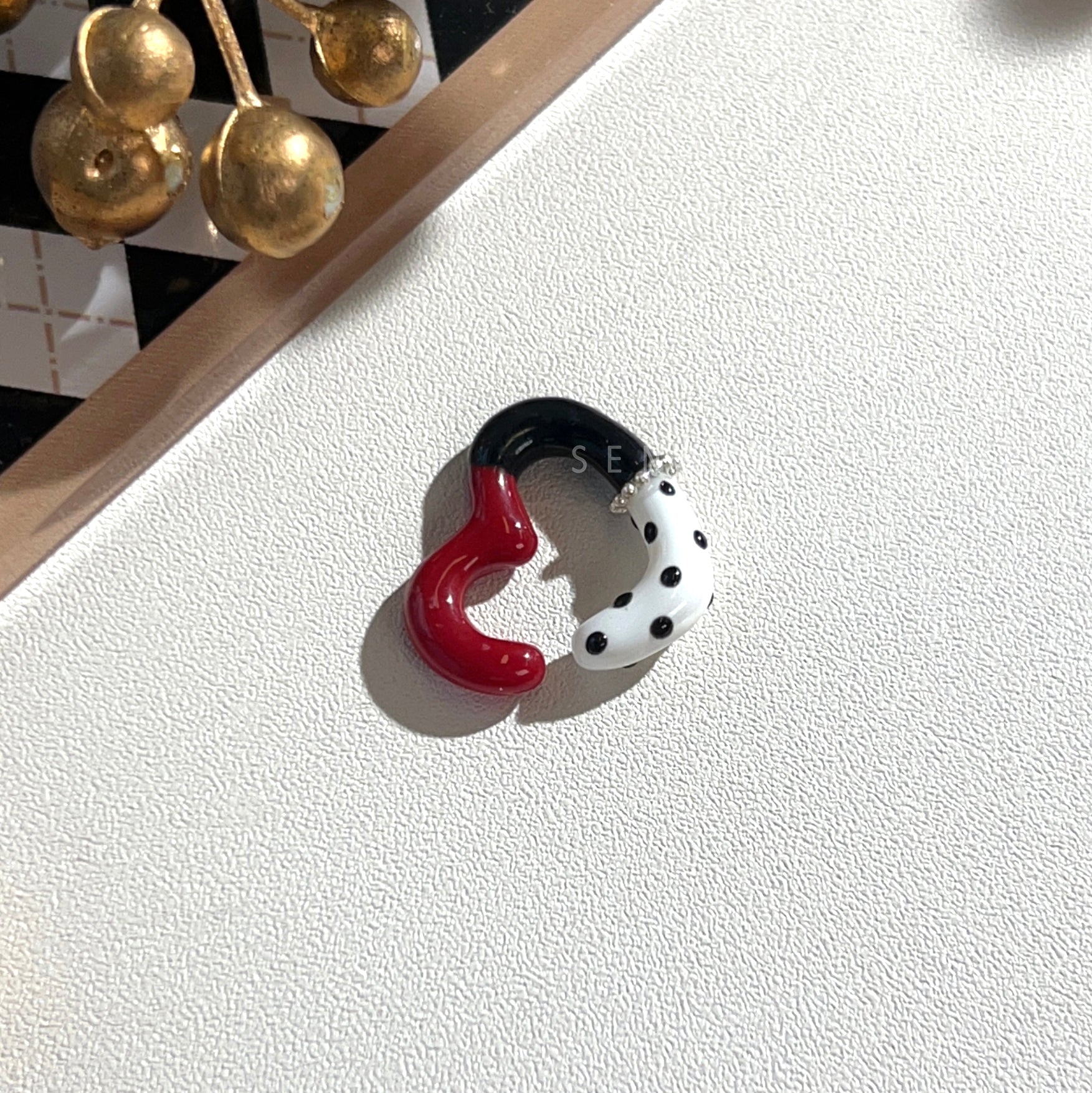 [Japanese designer | Japanese handmade accessories | Resin | Earrings | Ear cuffs] Small hand-painted ear cuffs with pearls
