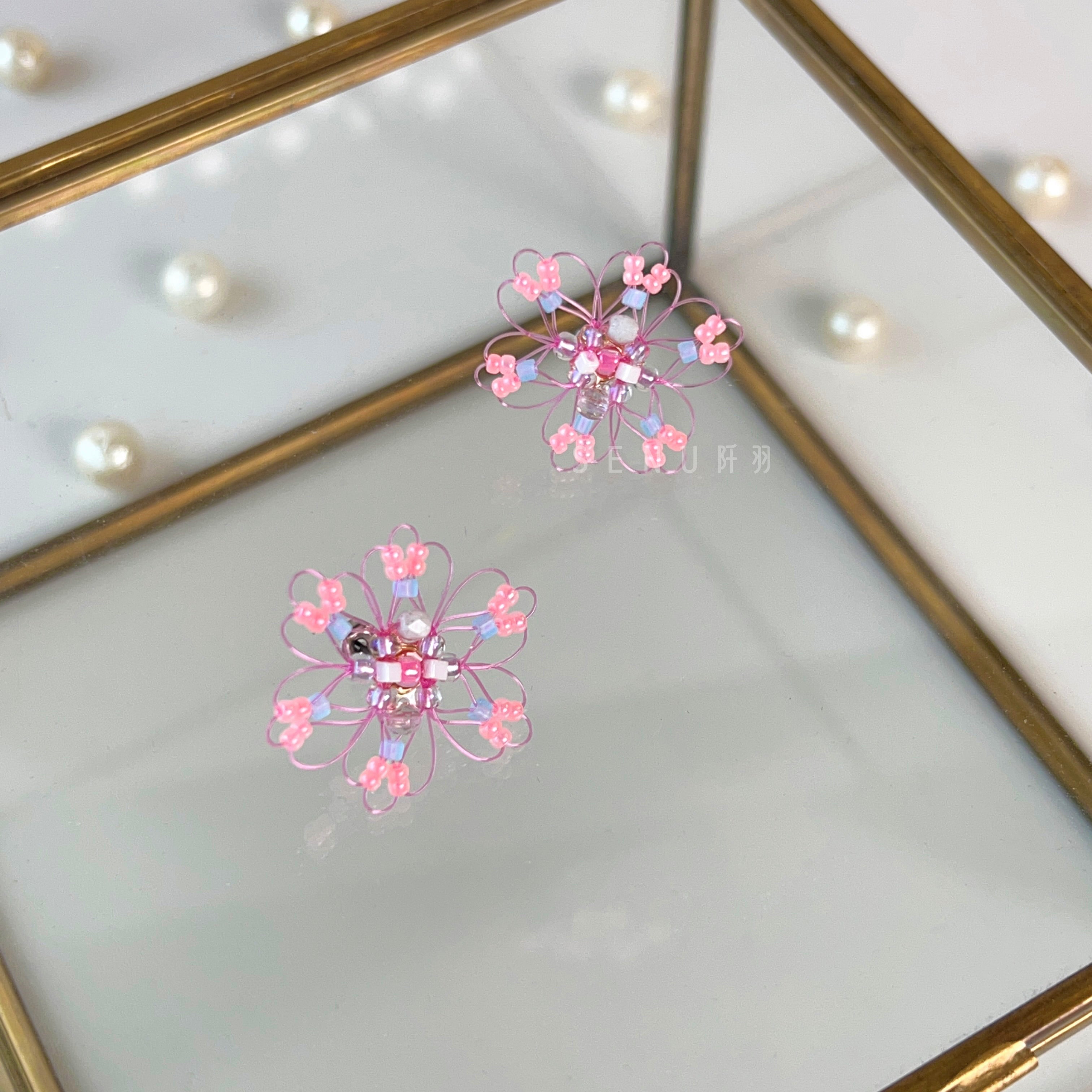 [Japanese designer | Japanese handmade accessories | Beads | Earrings | Earrings] Pastel fish silk flower beaded earrings
