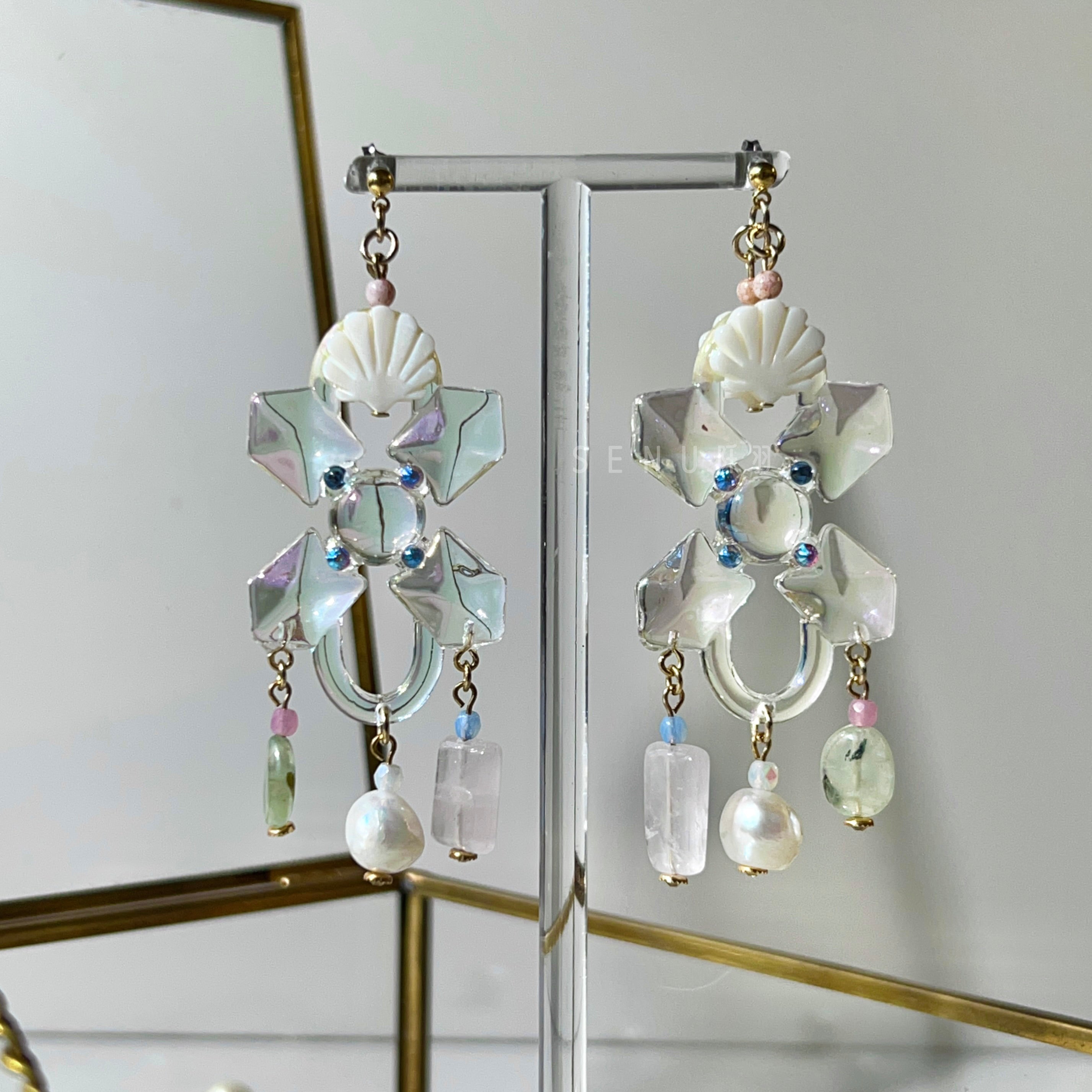 [Japanese designer | Japanese handmade jewelry | Beads | Earrings | Earrings] Shell pendant natural stone beaded earrings