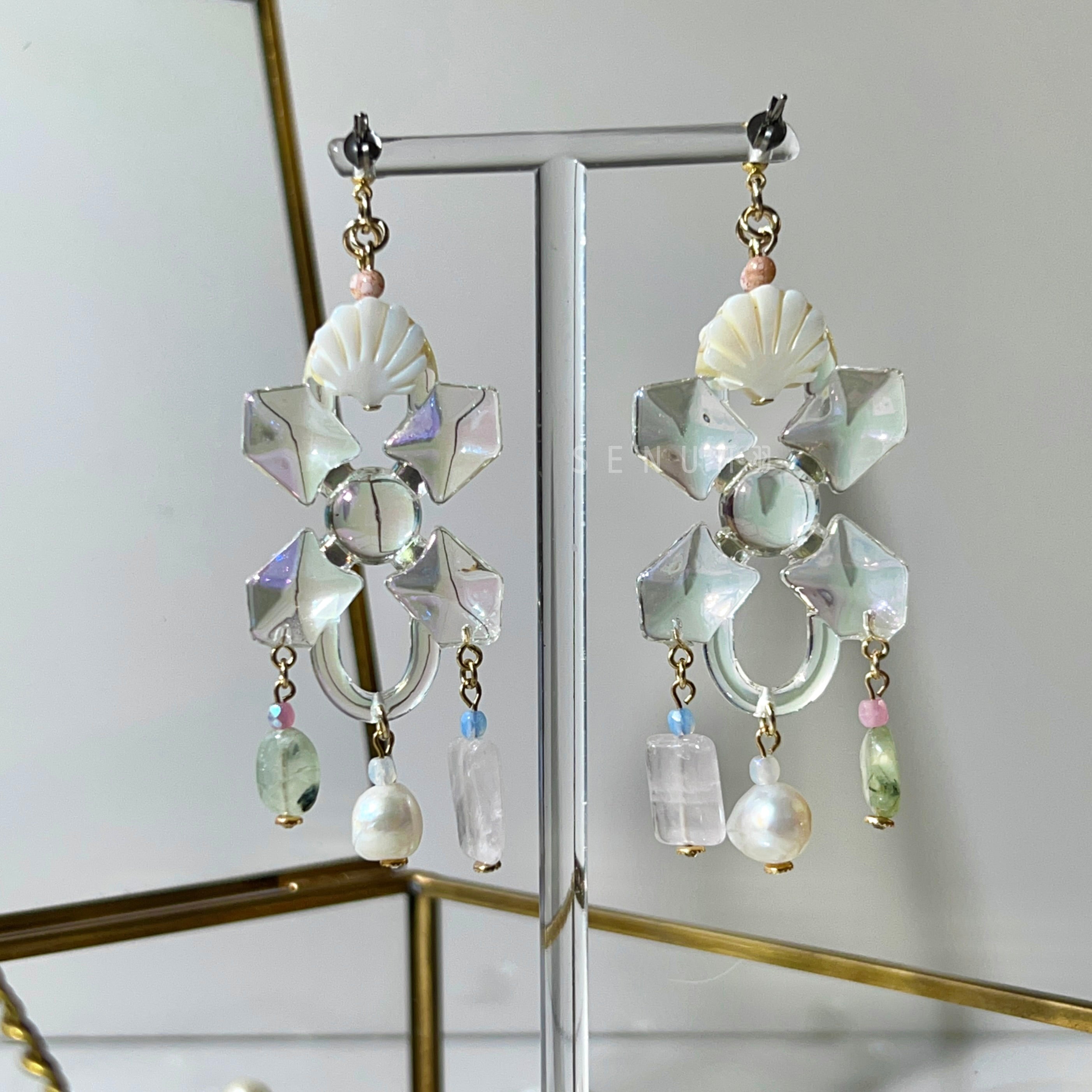[Japanese designer | Japanese handmade jewelry | Beads | Earrings | Earrings] Shell pendant natural stone beaded earrings