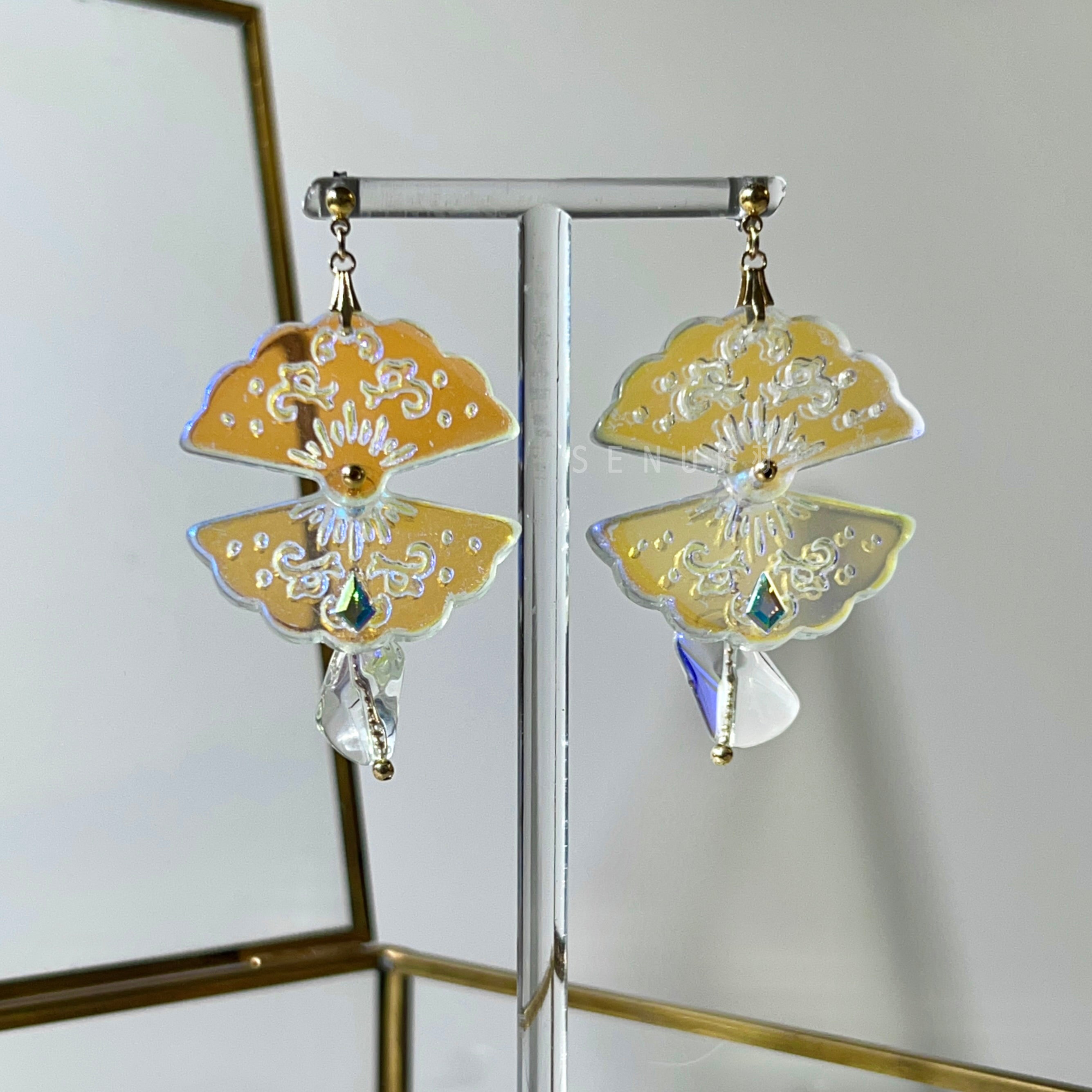 [Japanese designer | Japanese handmade accessories | Beads | Earrings | Earrings] Symphony fan-shaped pendant bead earrings