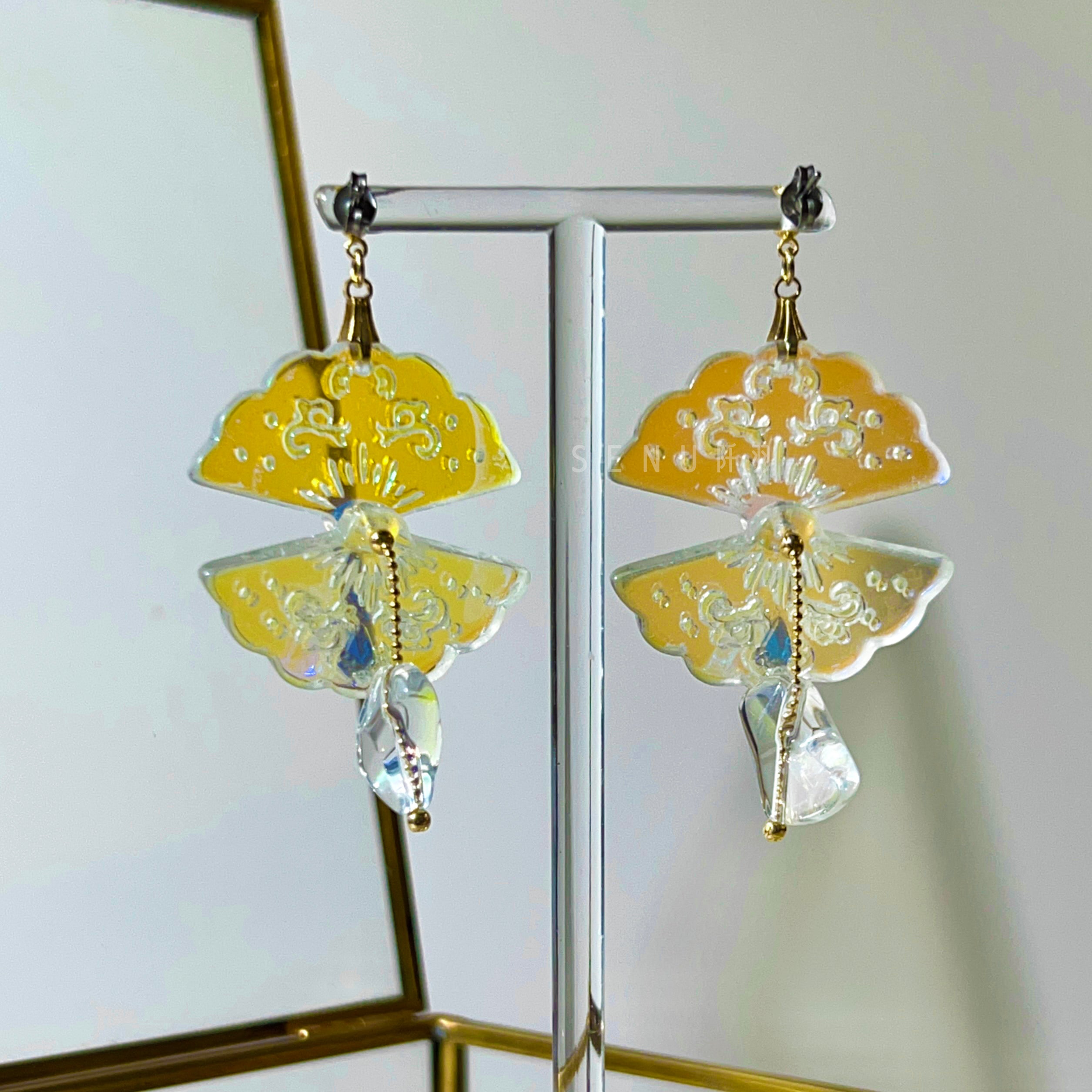 [Japanese designer | Japanese handmade accessories | Beads | Earrings | Earrings] Symphony fan-shaped pendant bead earrings