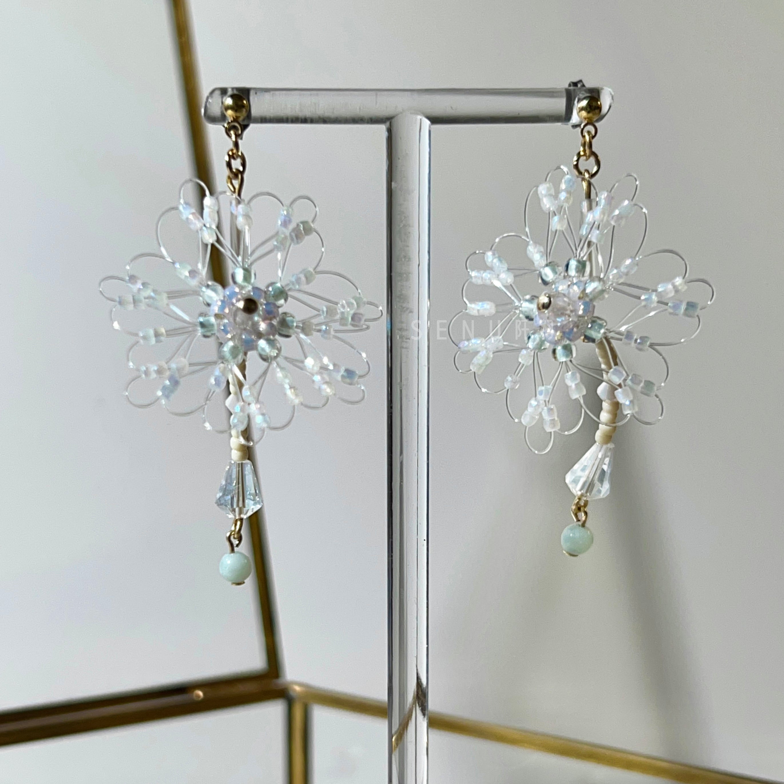 [Japanese Designer | Japanese Handmade Accessories | Beads | Earrings | Earrings] Pastel Fish Silk Pujuying Beaded Earrings