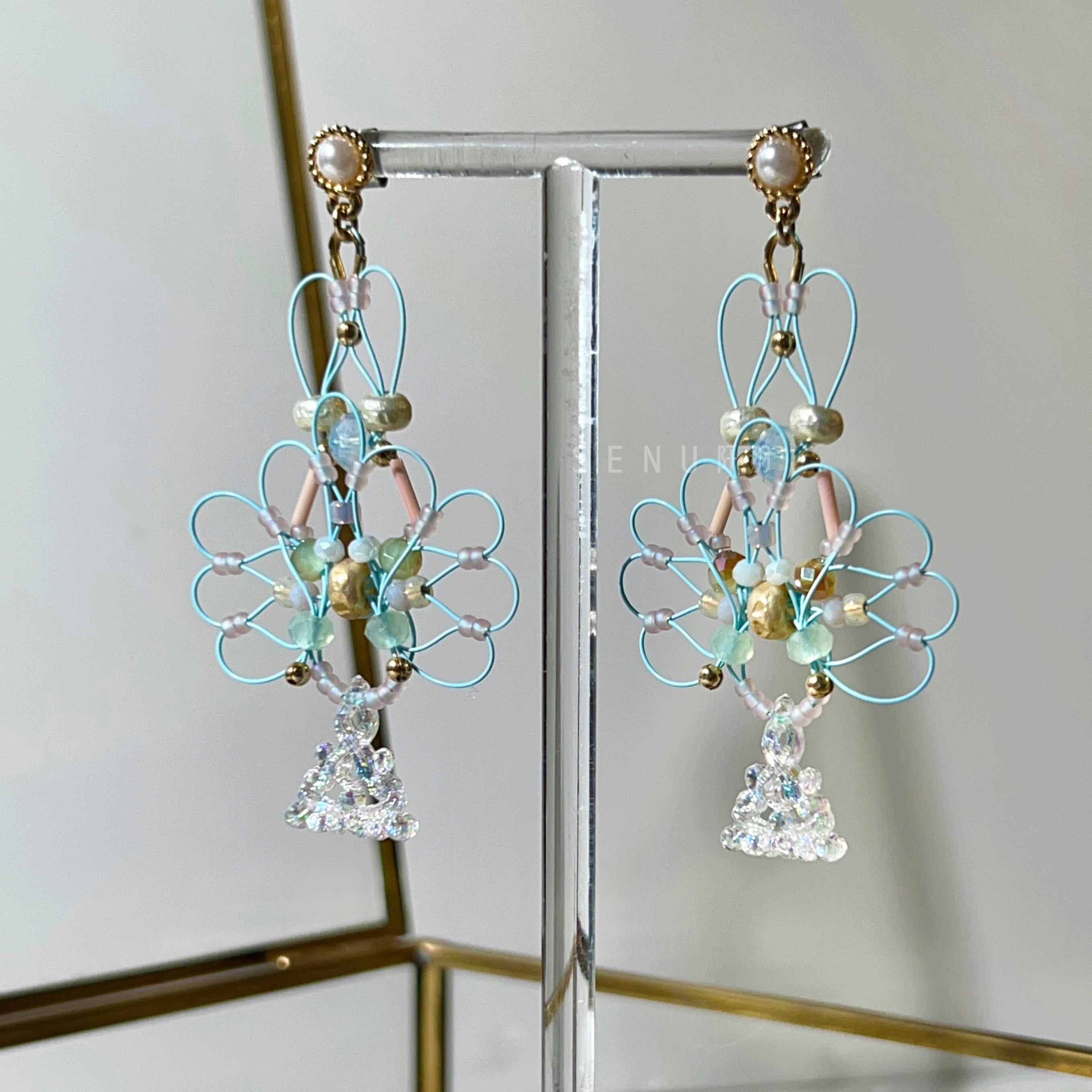 [Japanese designer | Japanese handmade accessories | Beads | Earrings | Earrings] Pastel fish silk hanging triangle beaded earrings