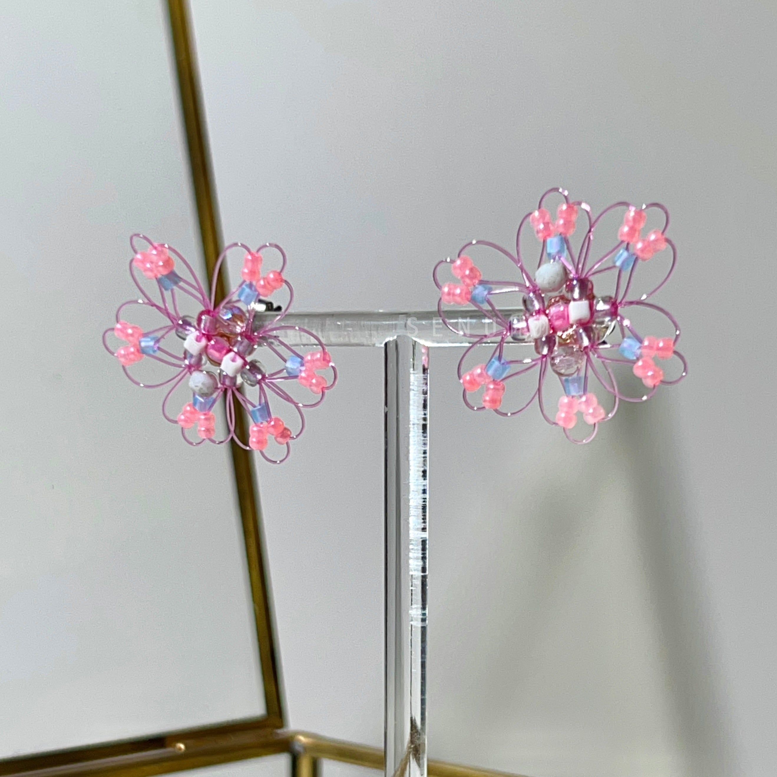 [Japanese designer | Japanese handmade accessories | Beads | Earrings | Earrings] Pastel fish silk flower beaded earrings