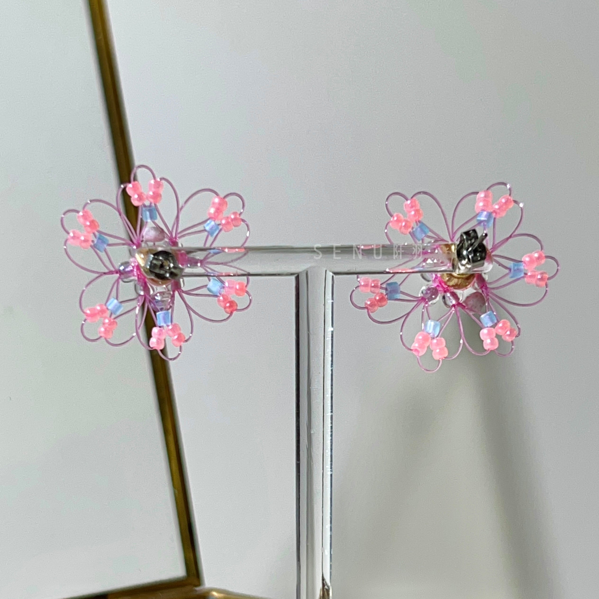[Japanese designer | Japanese handmade accessories | Beads | Earrings | Earrings] Pastel fish silk flower beaded earrings