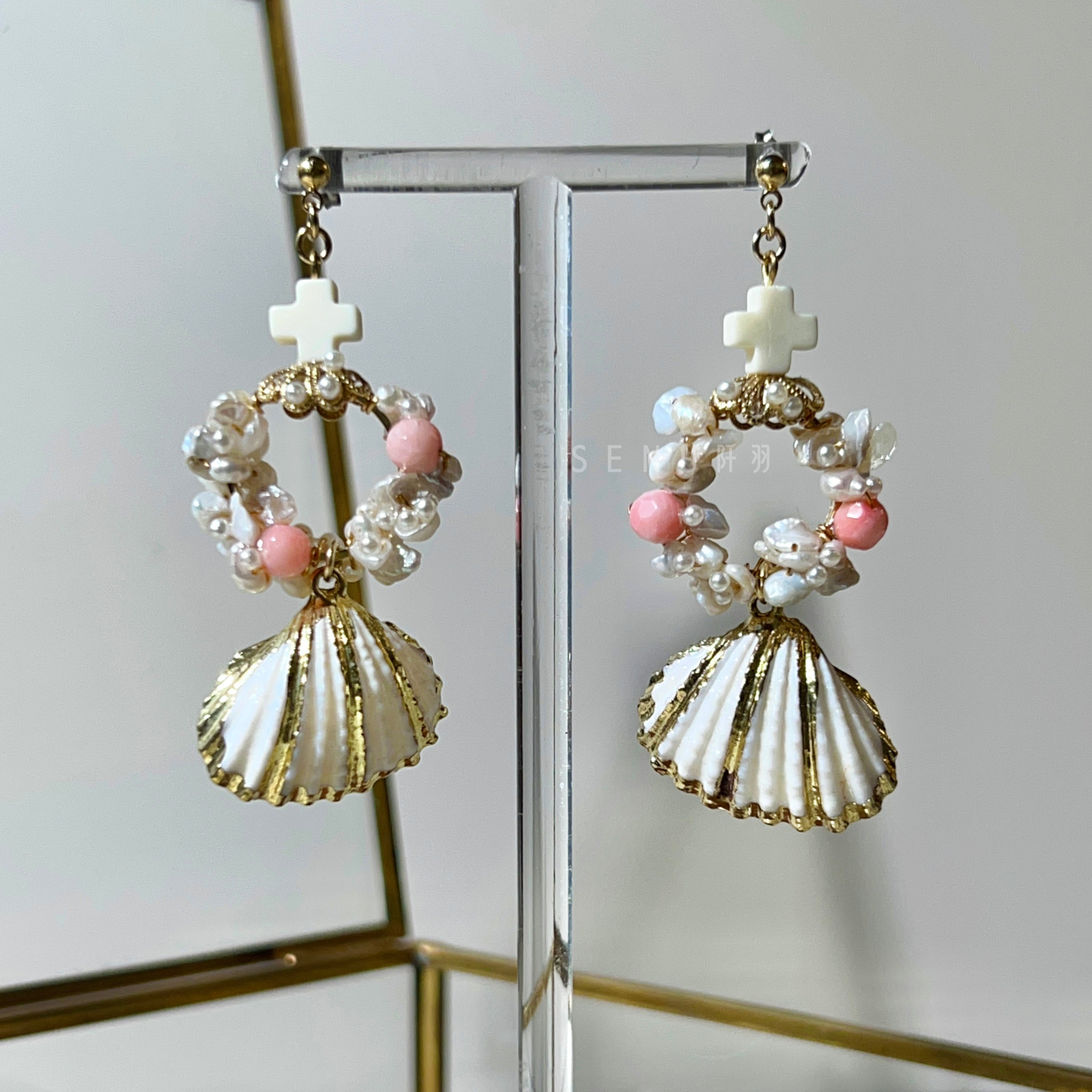 [Japanese designer | Japanese handmade accessories | Beads | Earrings | Earrings] Pearl hoop hanging shell beaded earrings