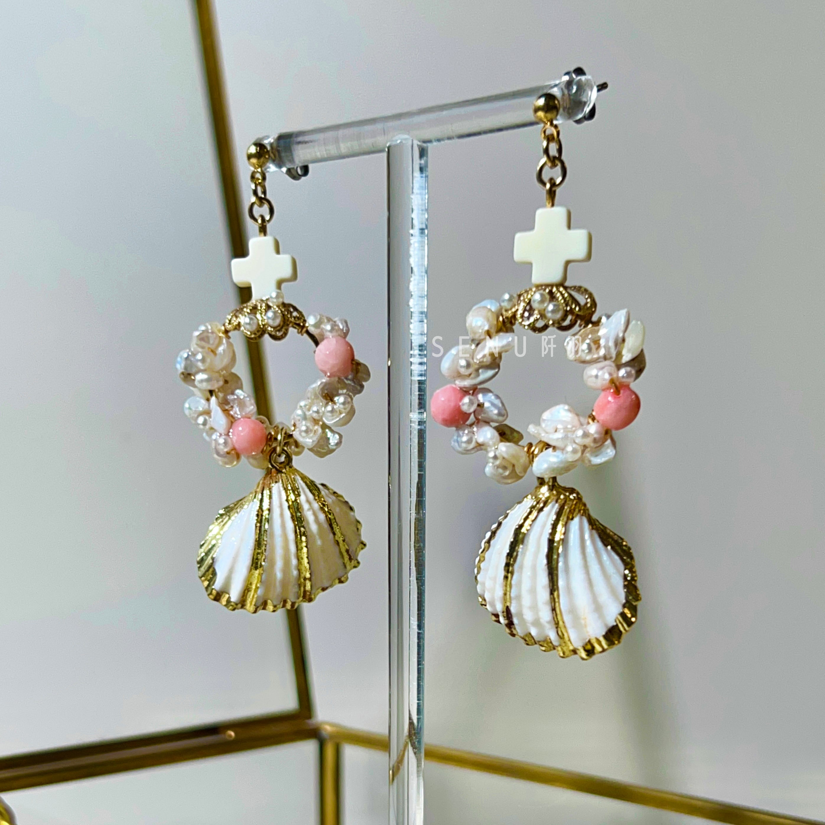 [Japanese designer | Japanese handmade accessories | Beads | Earrings | Earrings] Pearl hoop hanging shell beaded earrings