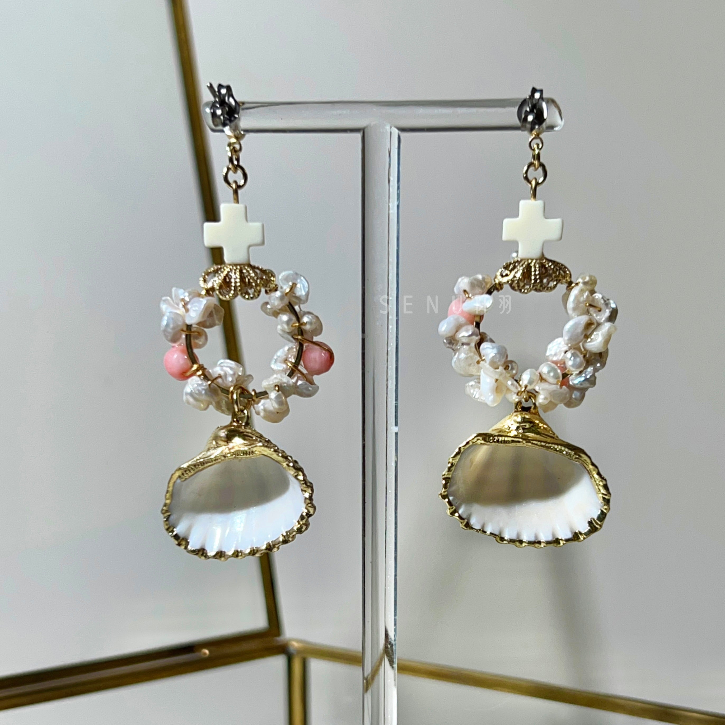 [Japanese designer | Japanese handmade accessories | Beads | Earrings | Earrings] Pearl hoop hanging shell beaded earrings
