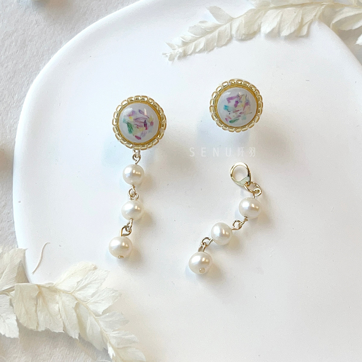 [Japanese designer | Japanese handmade accessories | Beads | Earrings | Earrings] Round dried flower ceramic hanging freshwater pearl dual-purpose earrings