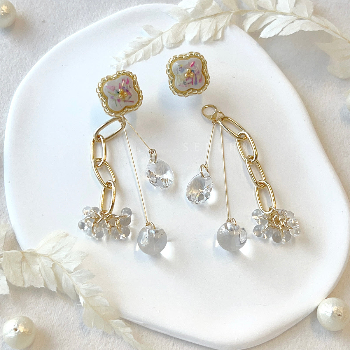 [Japanese Designer｜Japanese Handmade Accessories｜Beads｜Earrings｜Earrings] Flower-shaped dried flower ceramic pendant chain transparent bead dual-purpose earrings