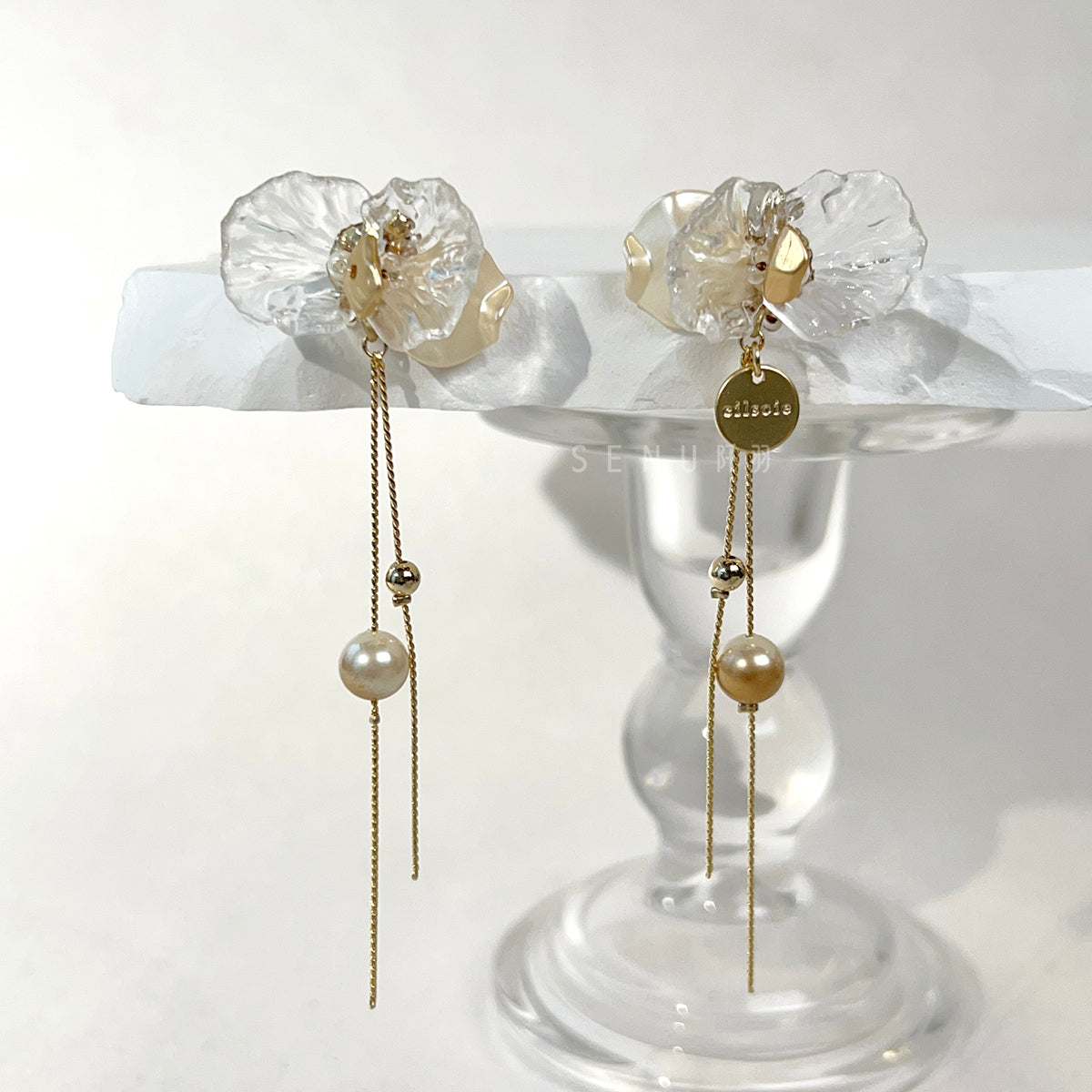 [Japanese craftsman | Japanese handmade jewelry | Beads | Earrings | Earrings] Transparent petal beaded earrings