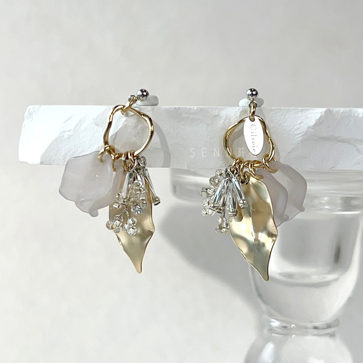[Japanese craftsman｜Japanese handmade accessories｜Beads｜Earrings｜Earrings] Metal leaf petal bead earrings