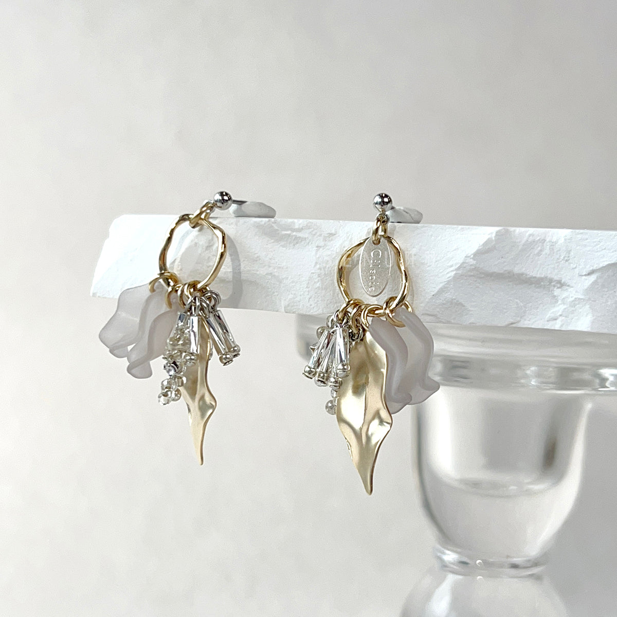 [Japanese craftsman｜Japanese handmade accessories｜Beads｜Earrings｜Earrings] Metal leaf petal bead earrings