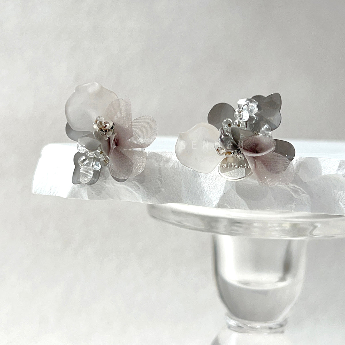 [Japanese craftsman｜Japanese handmade accessories｜Beads｜Earrings｜Earrings] Patchwork yarn petals beaded earrings